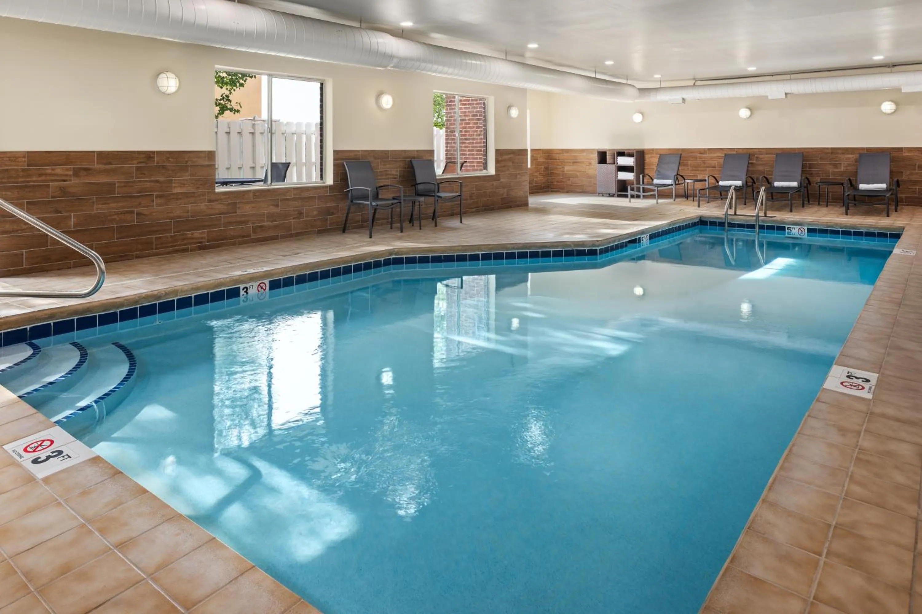 Swimming pool in Fairfield Inn & Suites by Marriott Columbus East