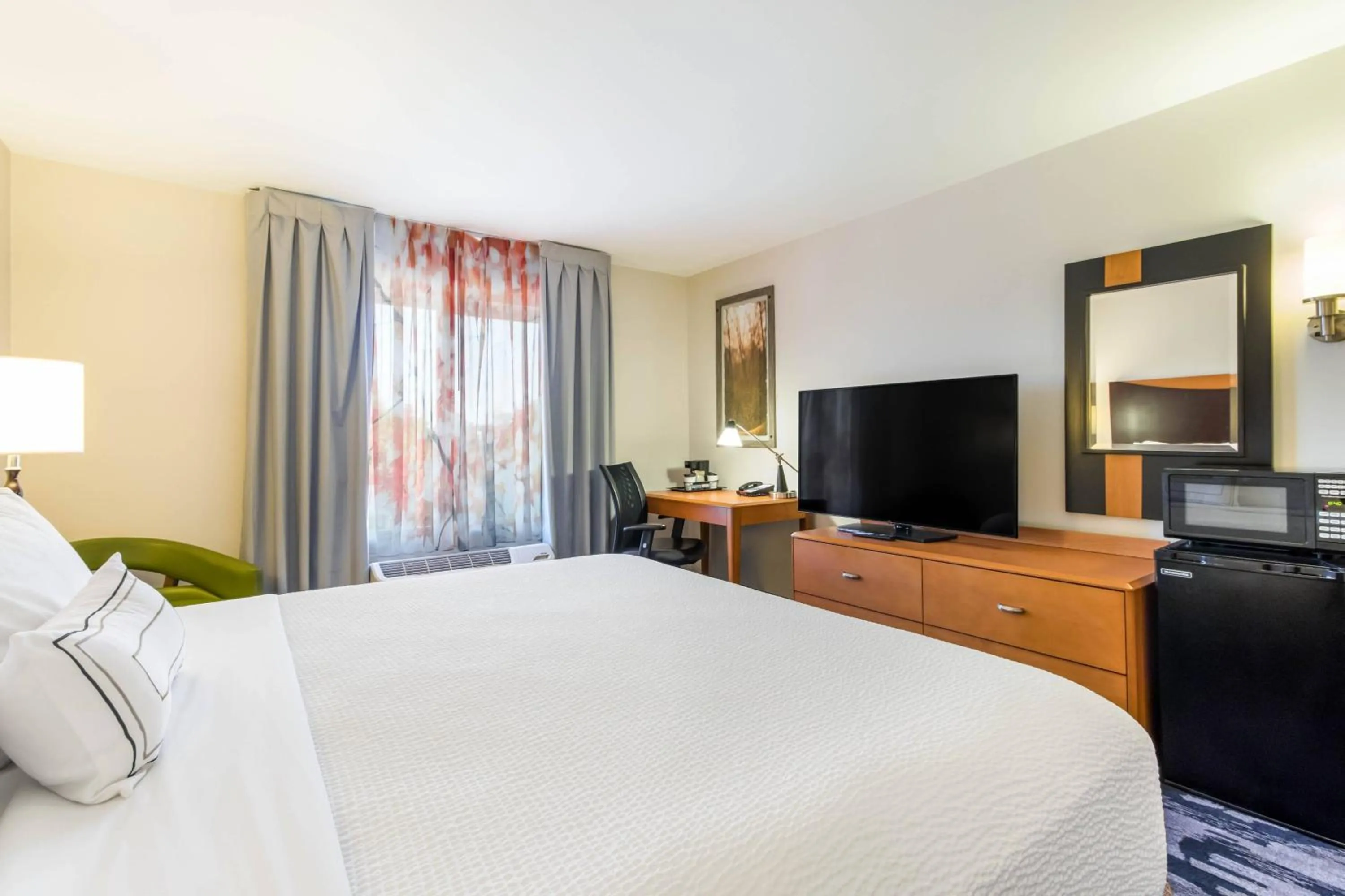 Photo of the whole room, Bed in Fairfield Inn & Suites Columbia