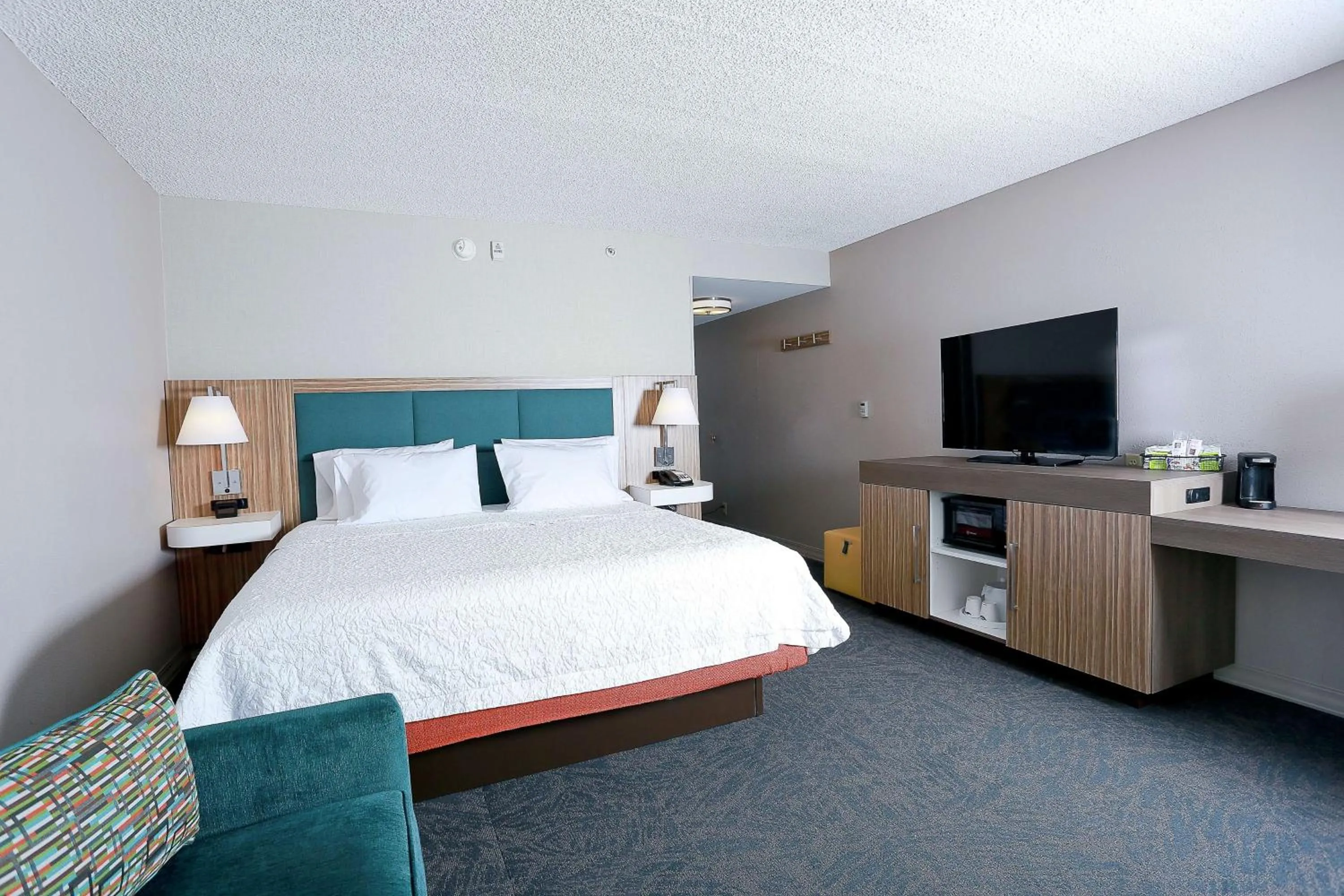 Living room, Bed in Hampton Inn & Suites Tampa-Wesley Chapel