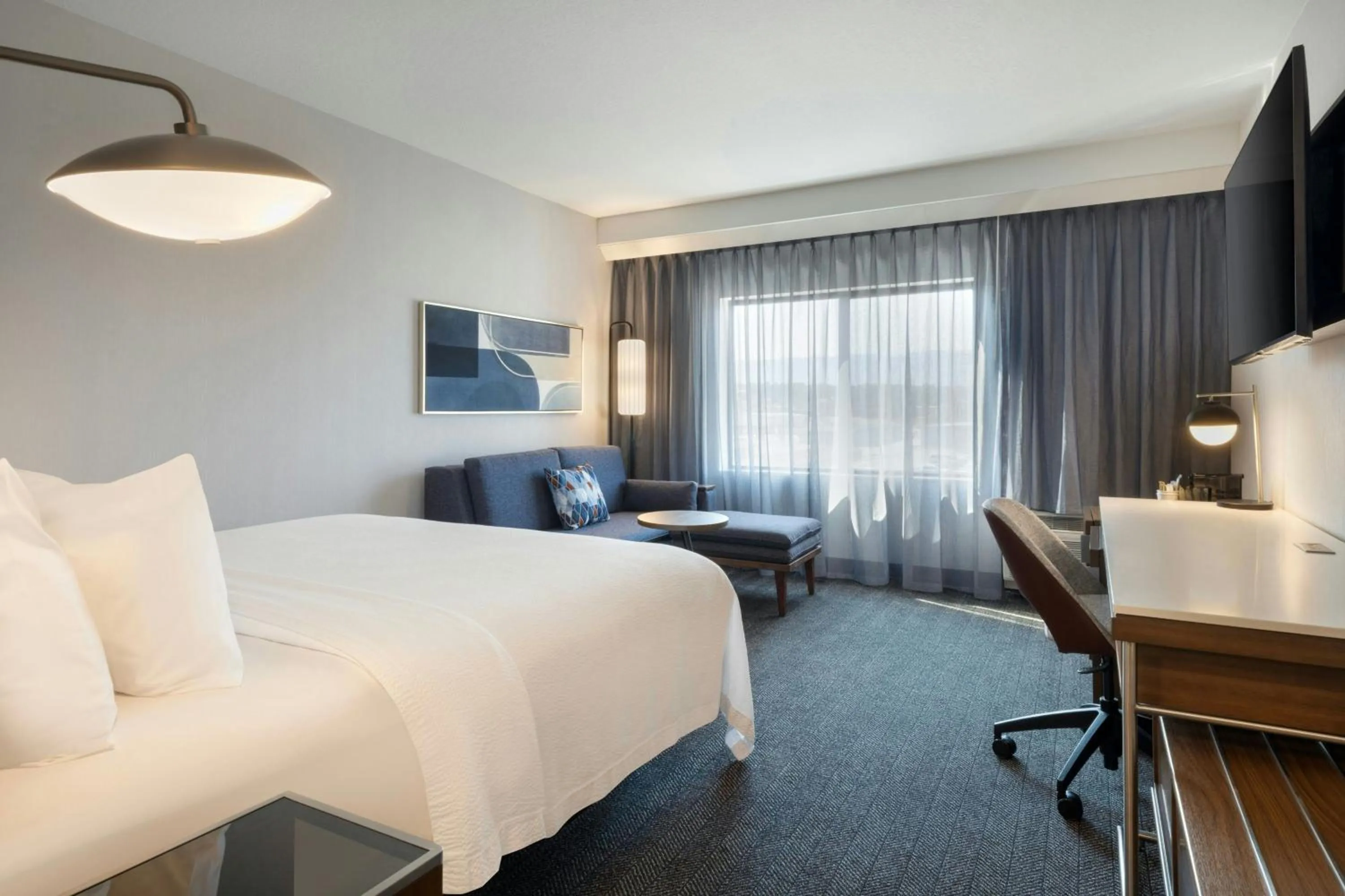 Photo of the whole room, Bed in Courtyard Casper