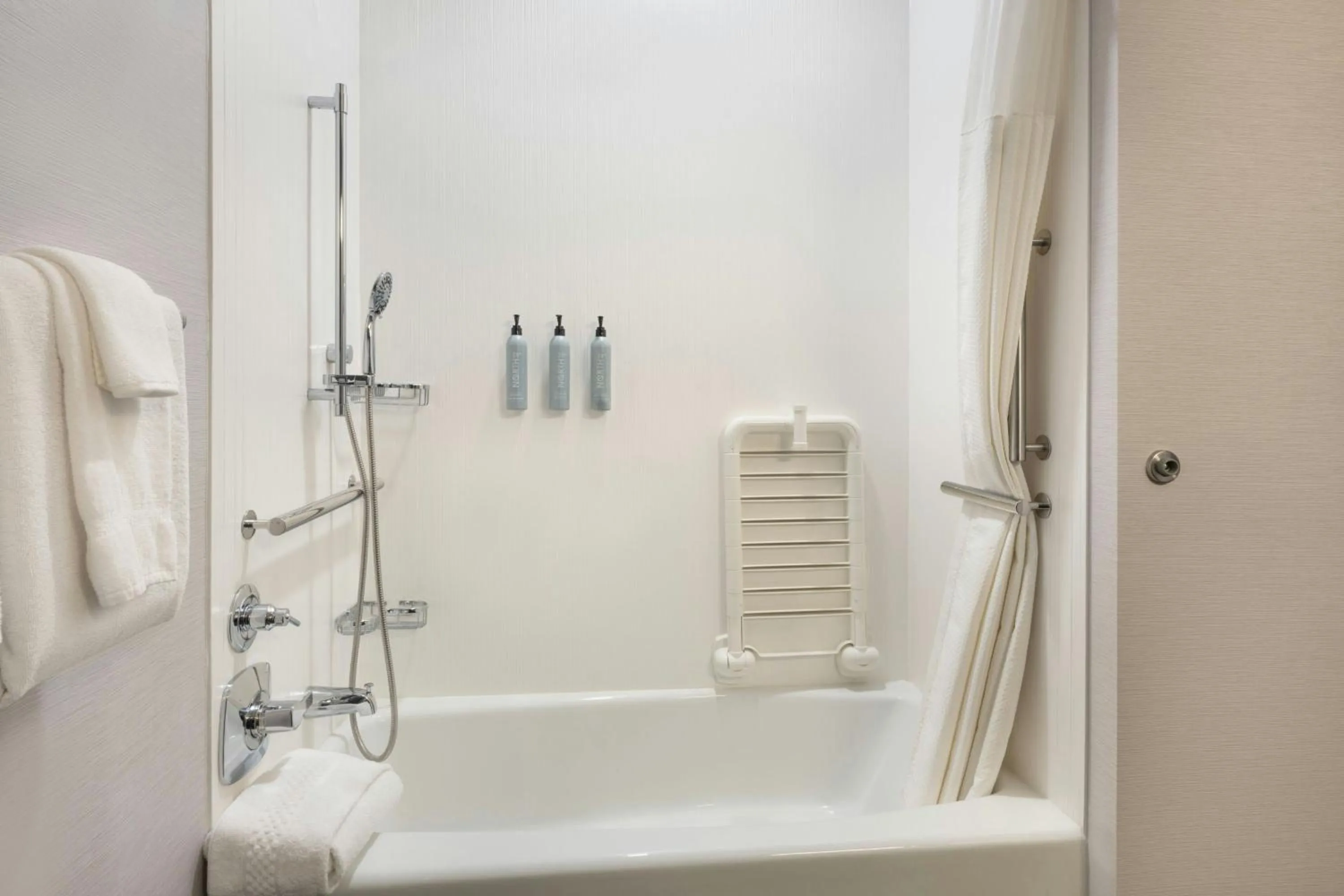 Photo of the whole room in Courtyard Casper