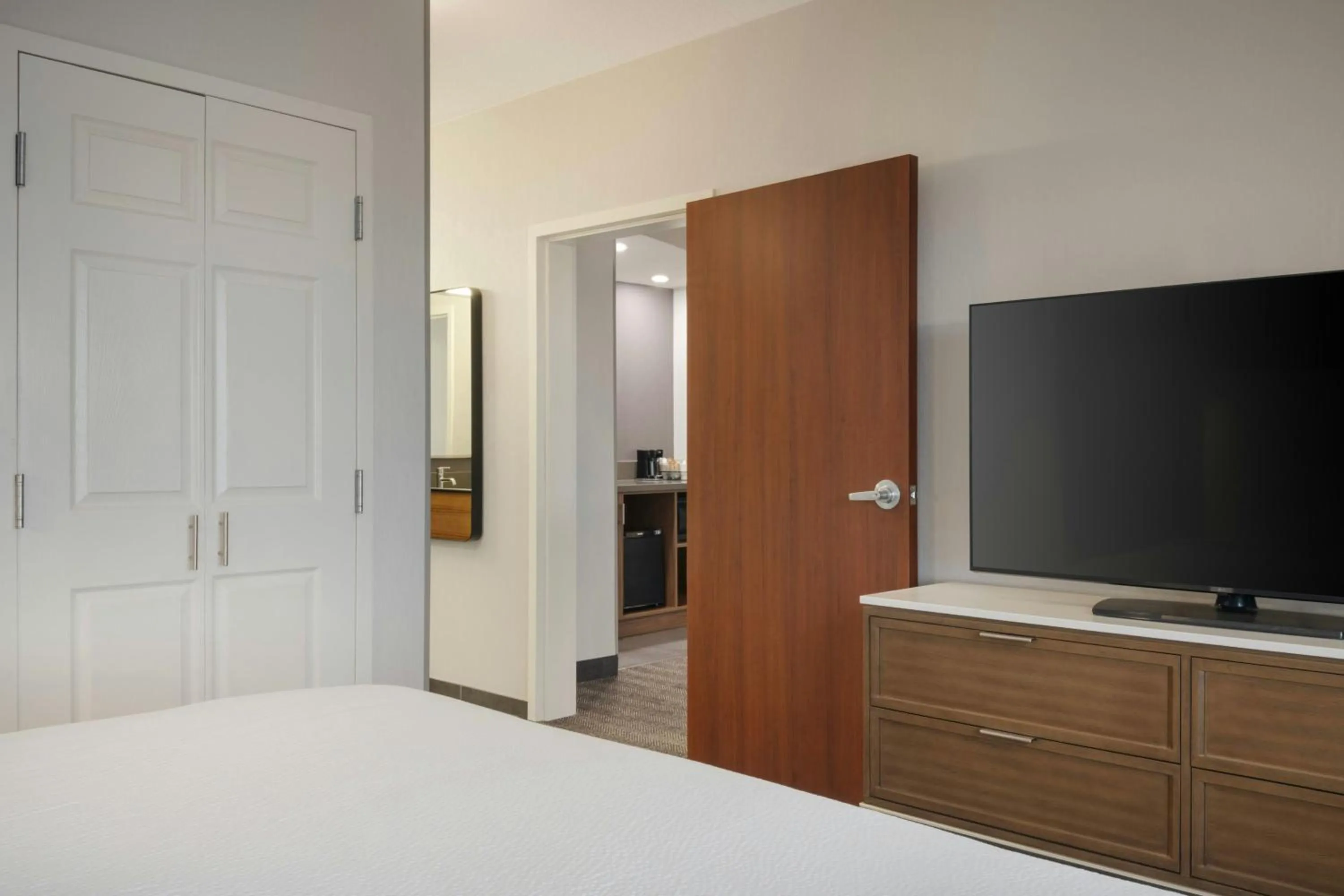 Photo of the whole room, Bed in Courtyard Casper