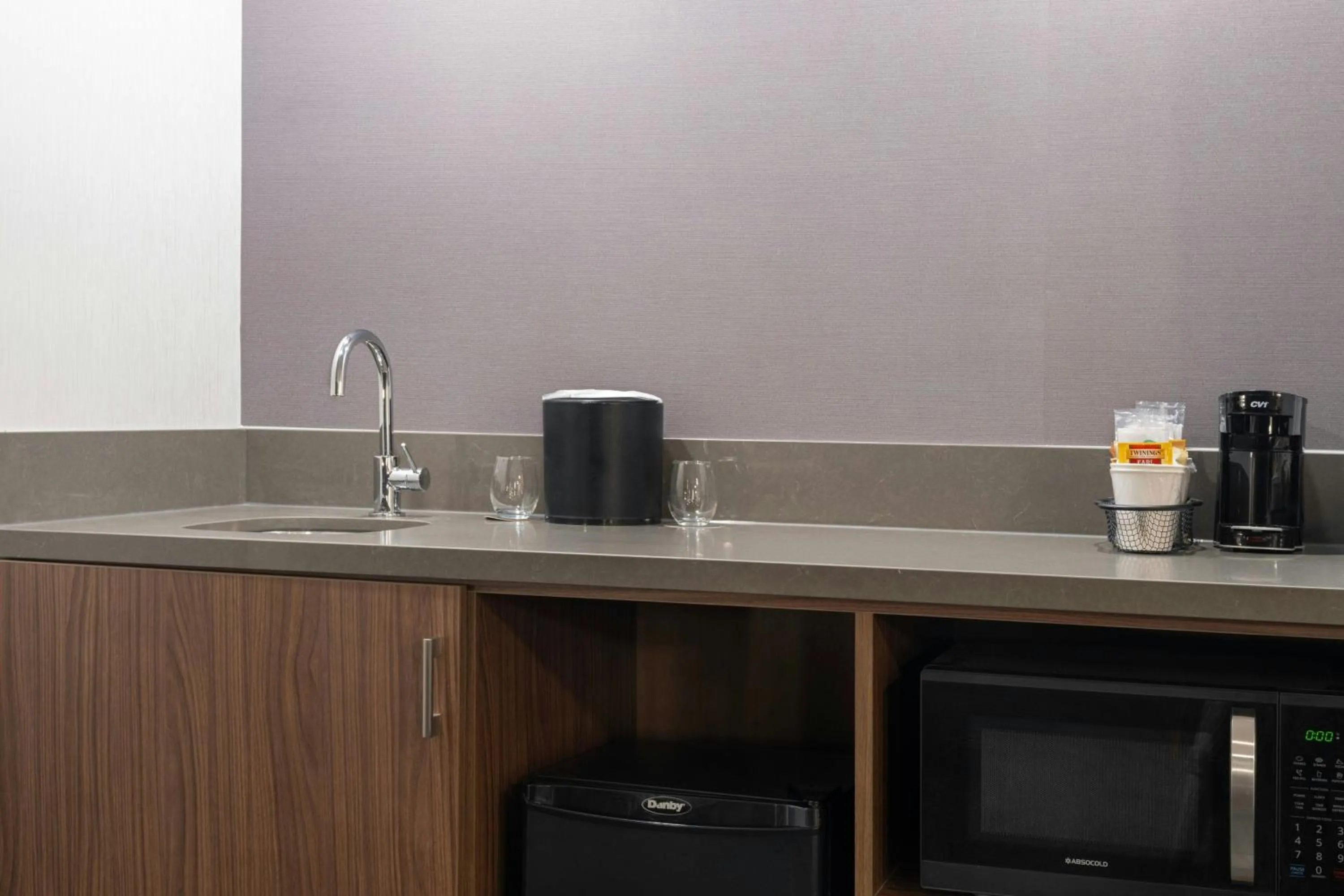 Photo of the whole room in Courtyard Casper