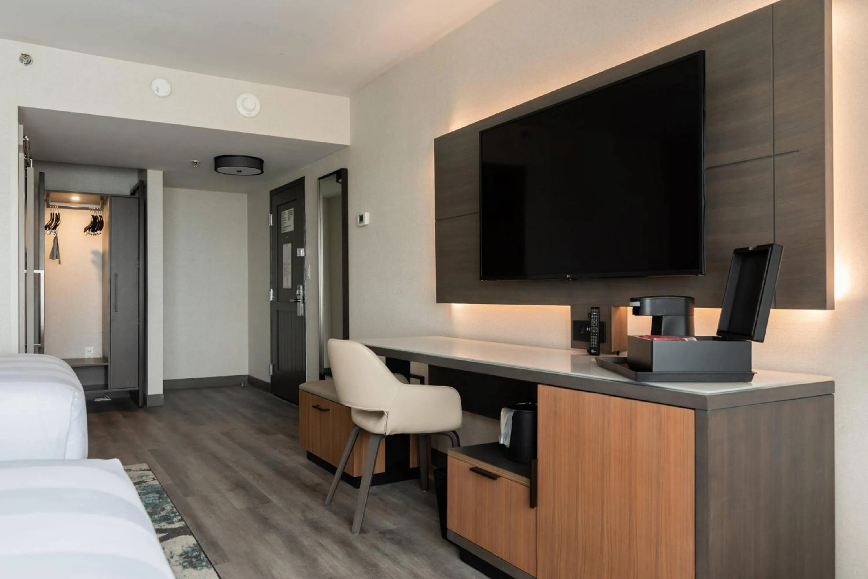 Photo of the whole room, Bed in Columbus Marriott