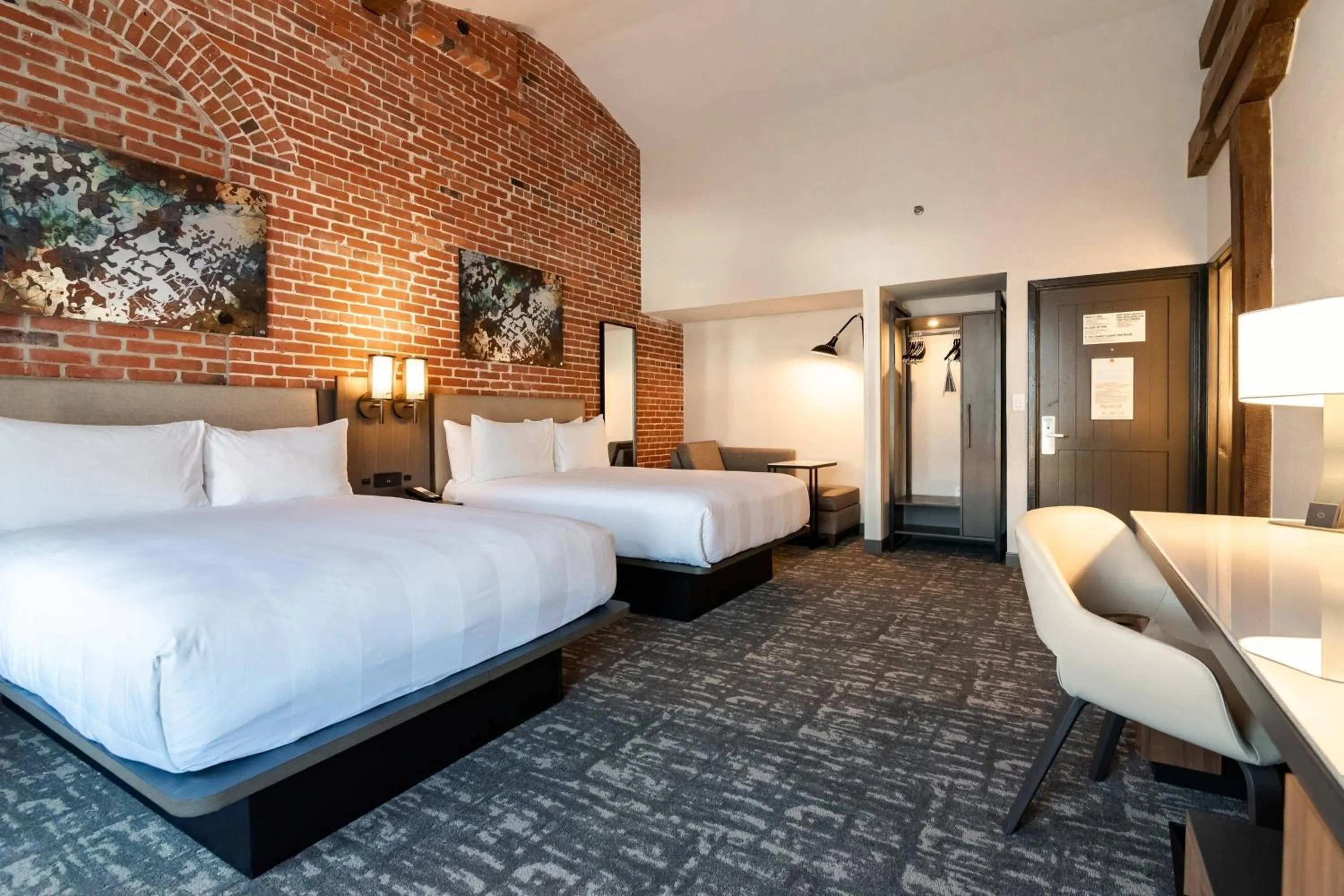 Photo of the whole room, Bed in Columbus Marriott