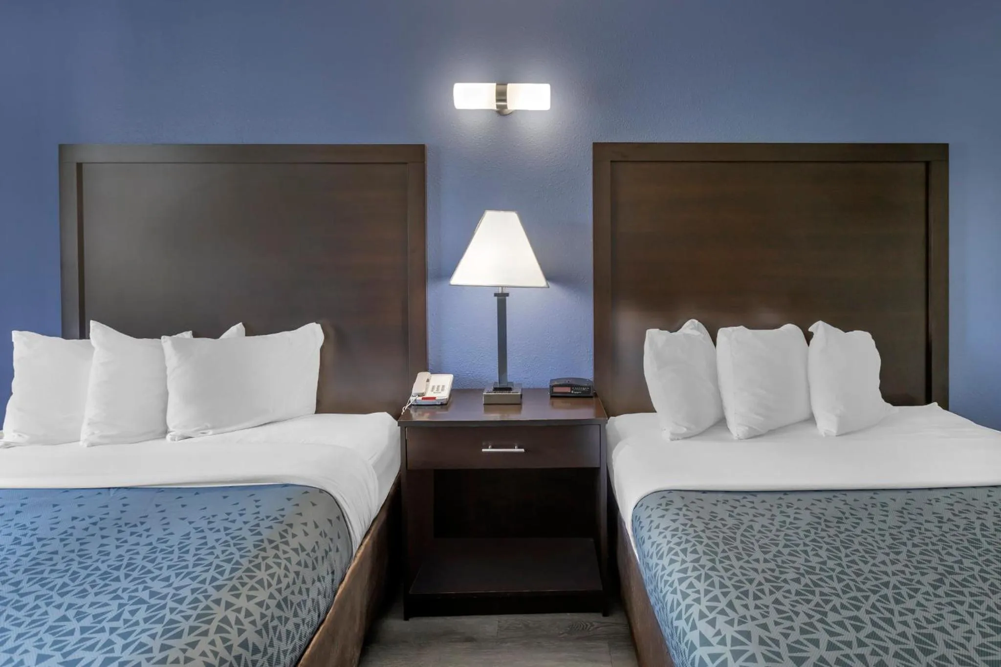 Photo of the whole room, Bed in Greenville Pelham Inn by IHG