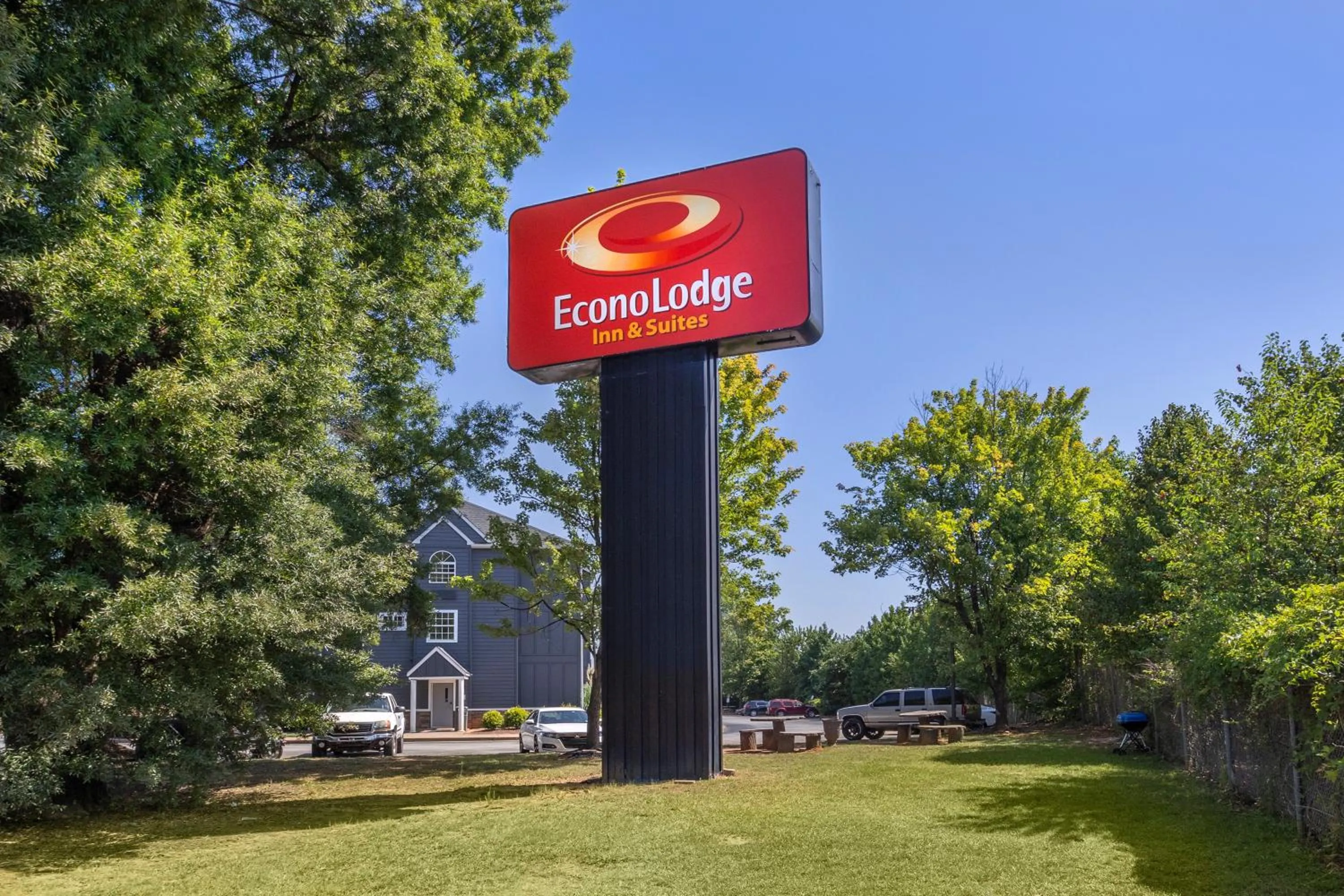 Econo Lodge Inn & Suites