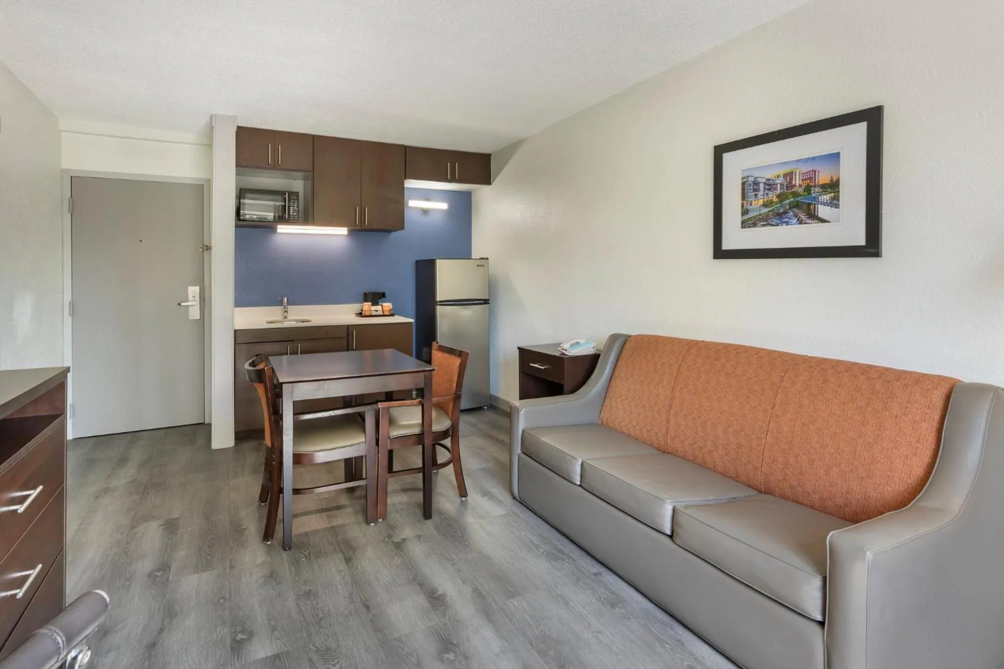 Photo of the whole room in Greenville Pelham Inn by IHG