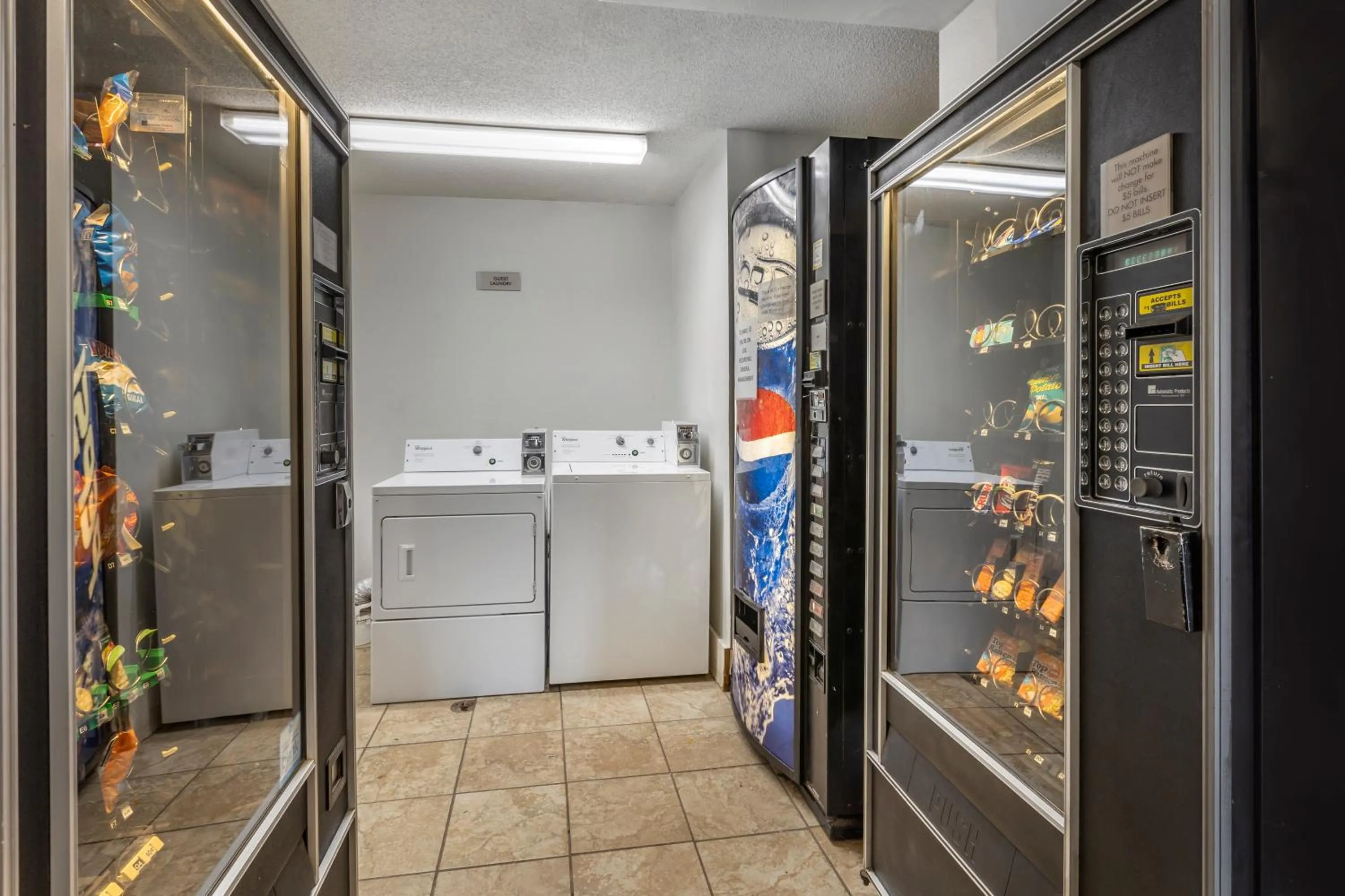 Econo Lodge Inn & Suites