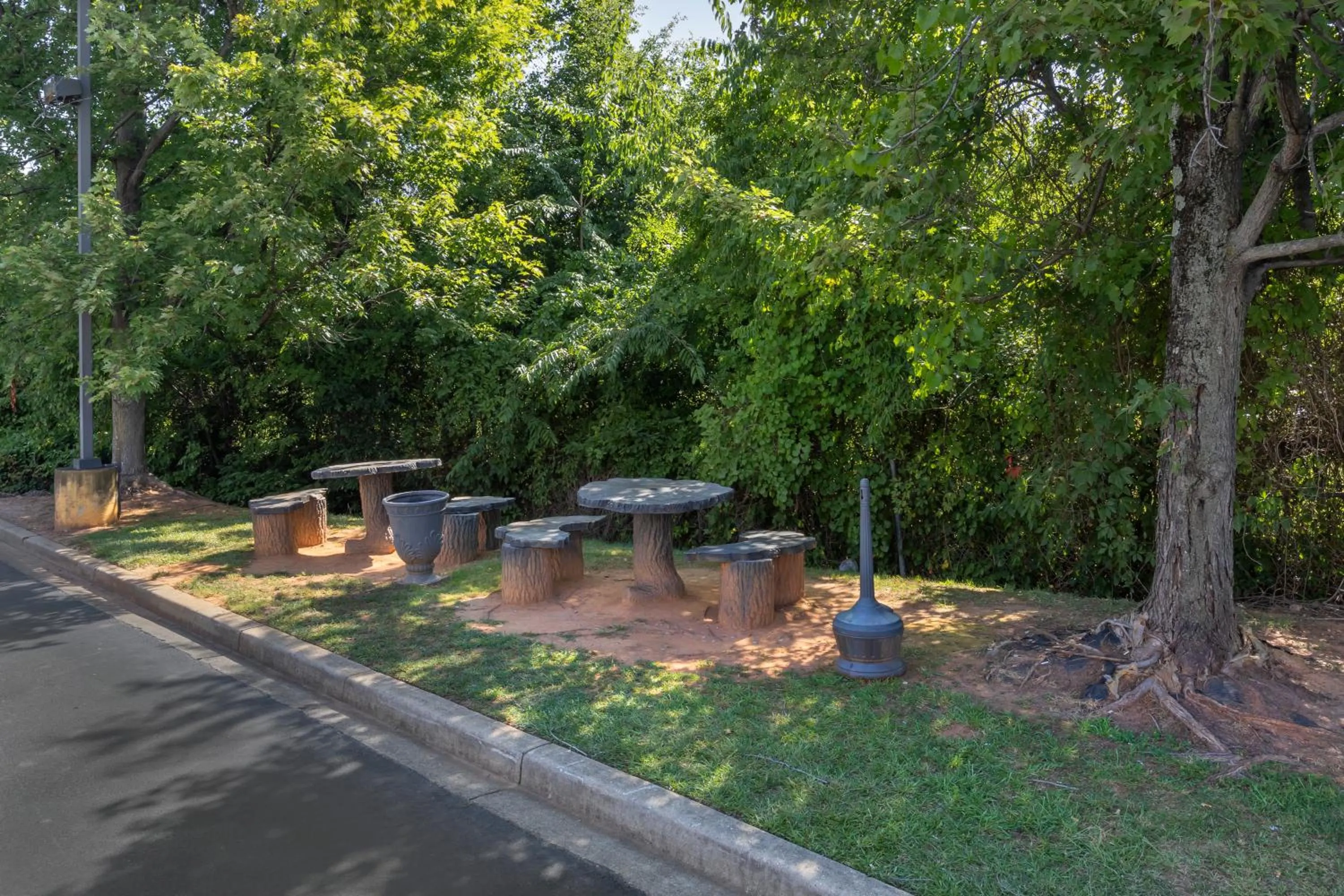 Econo Lodge Inn & Suites