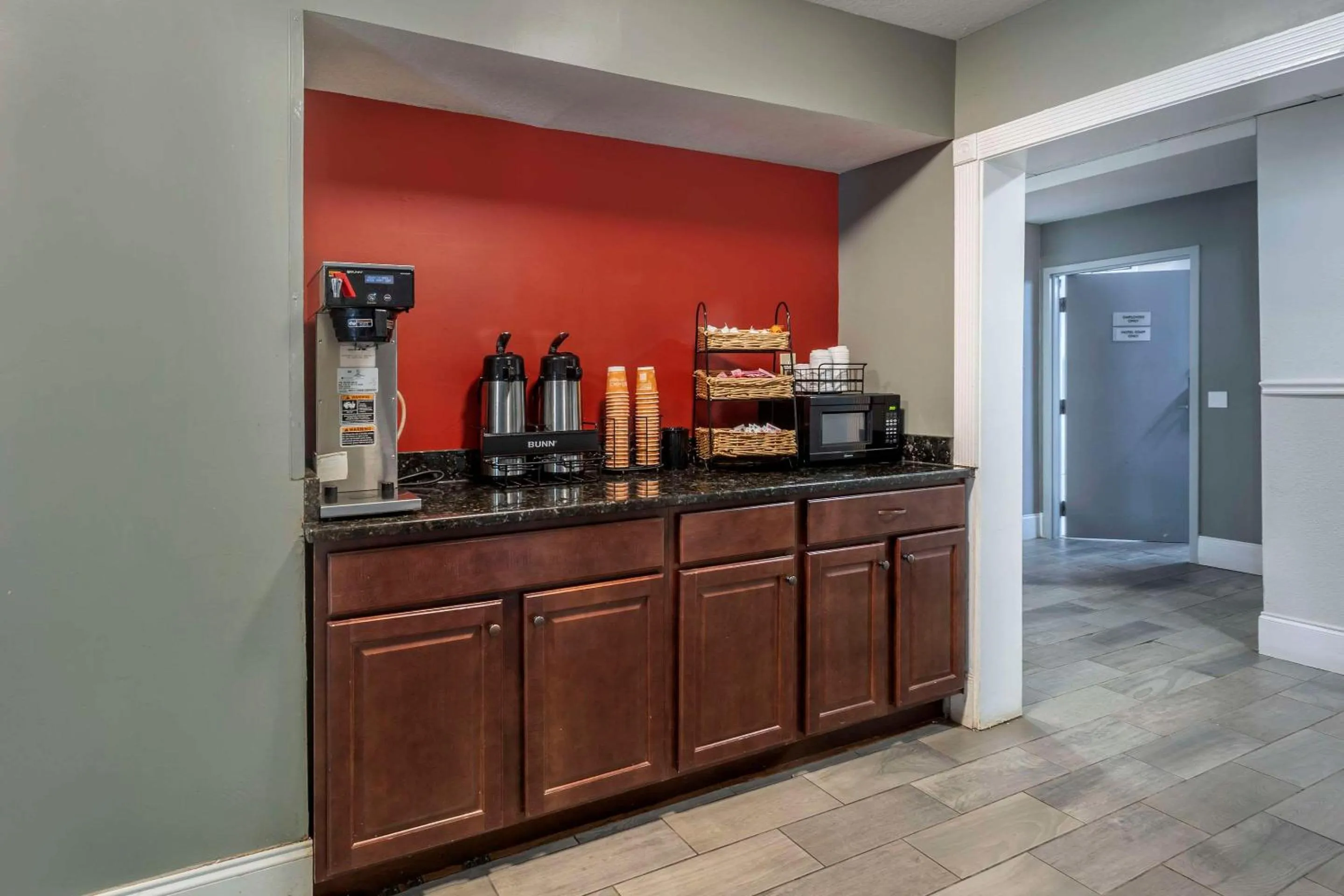 Breakfast in Econo Lodge Inn & Suites