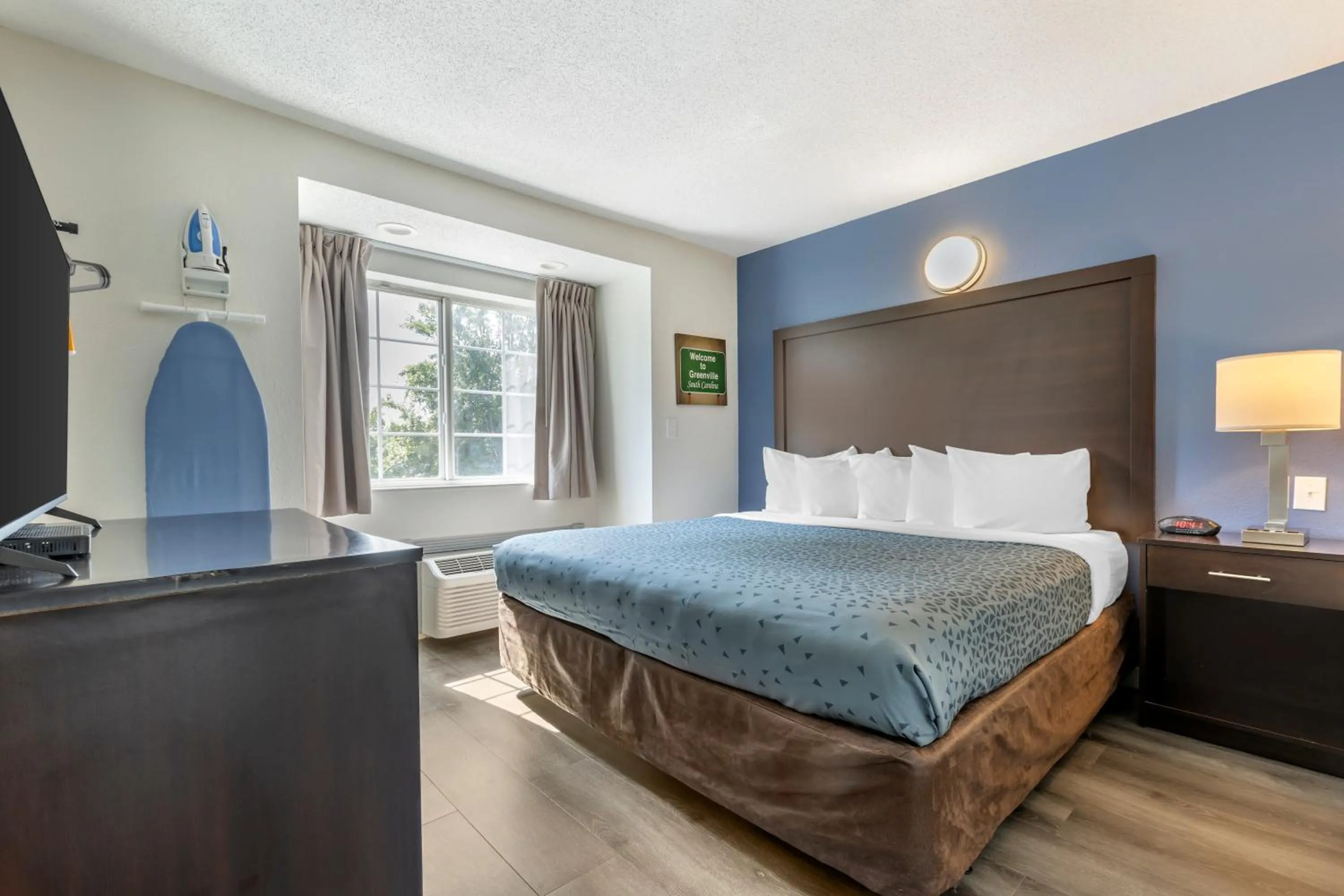 Bed in Econo Lodge Inn & Suites