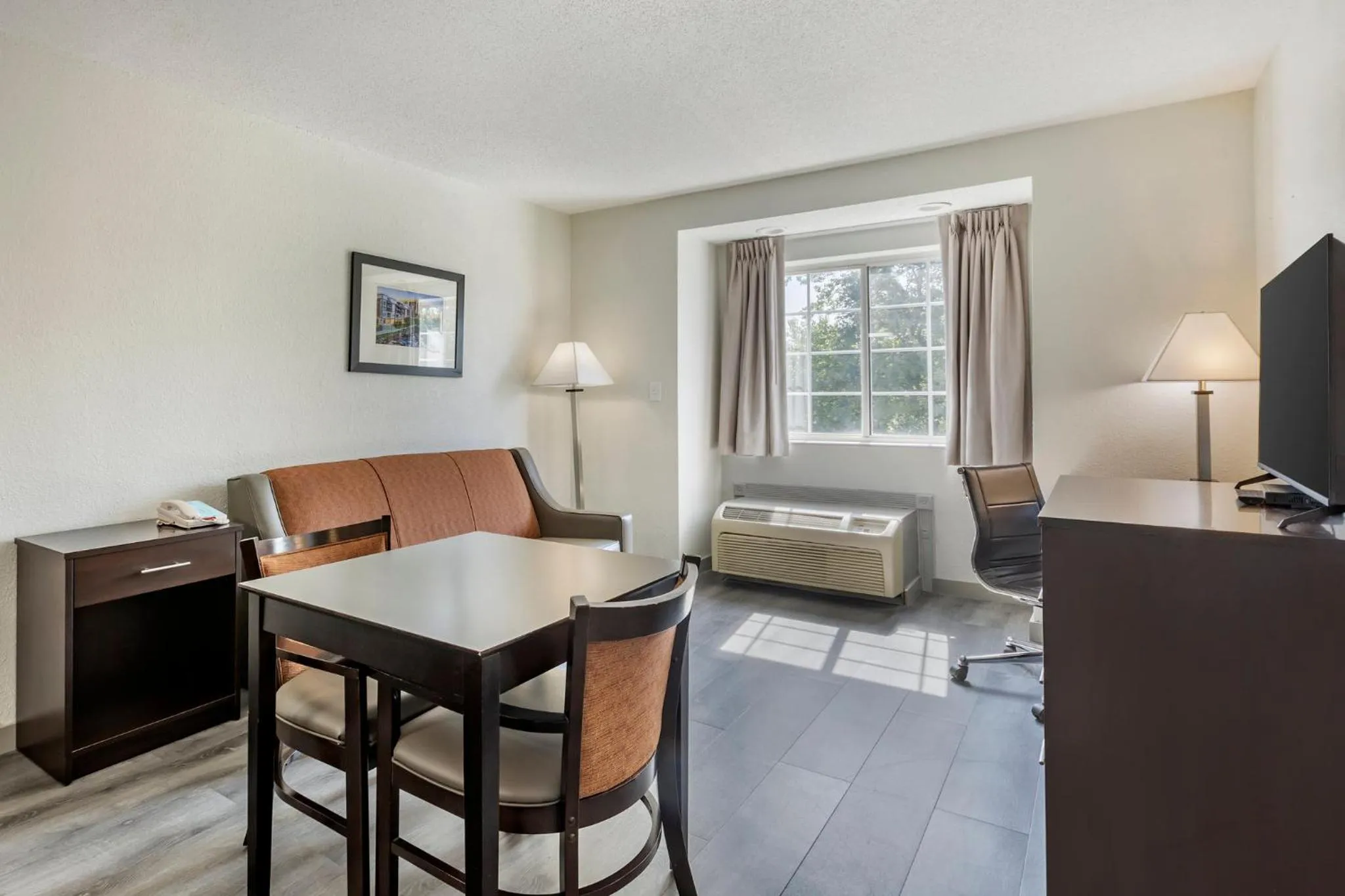 Photo of the whole room in Greenville Pelham Inn by IHG