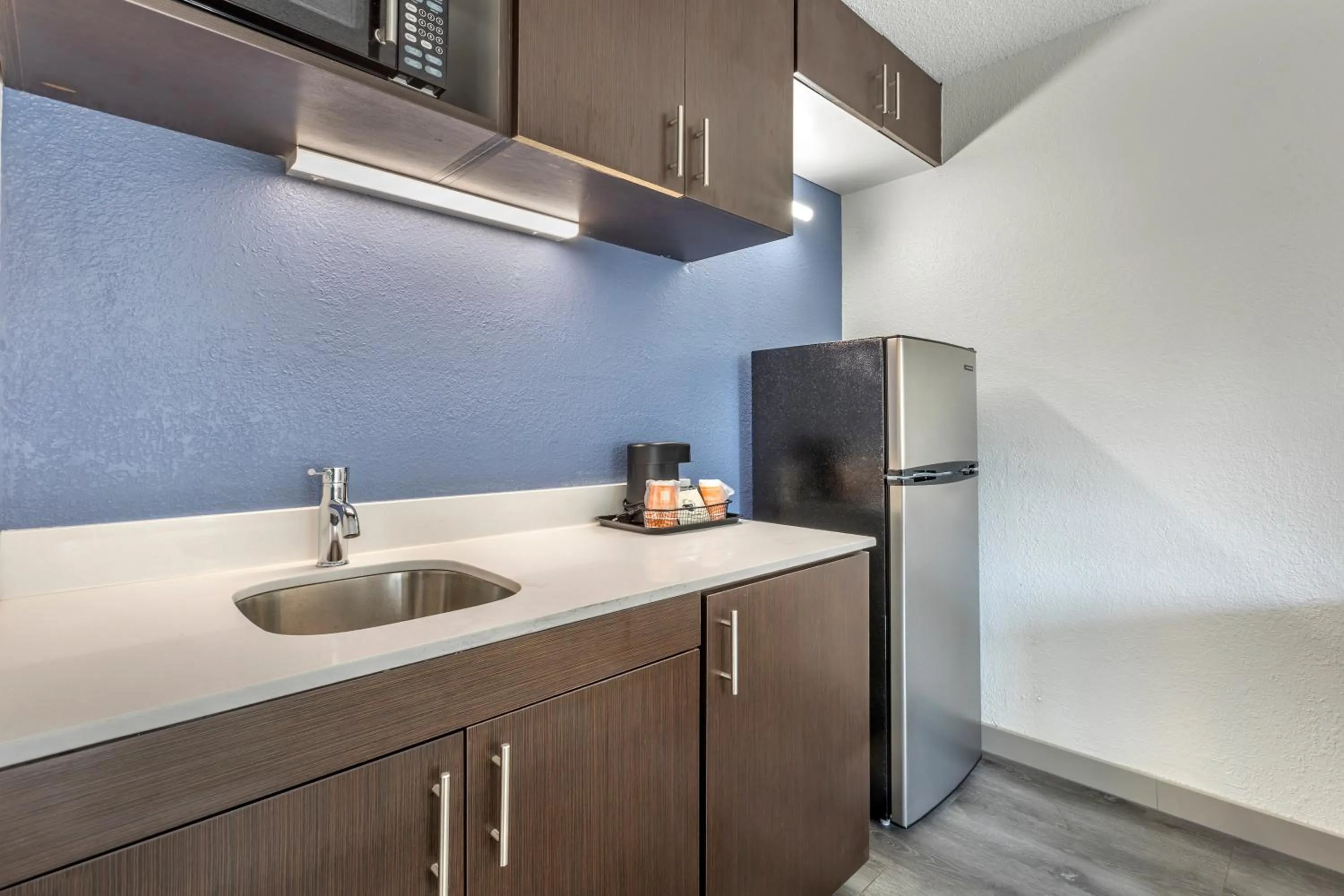 Econo Lodge Inn & Suites