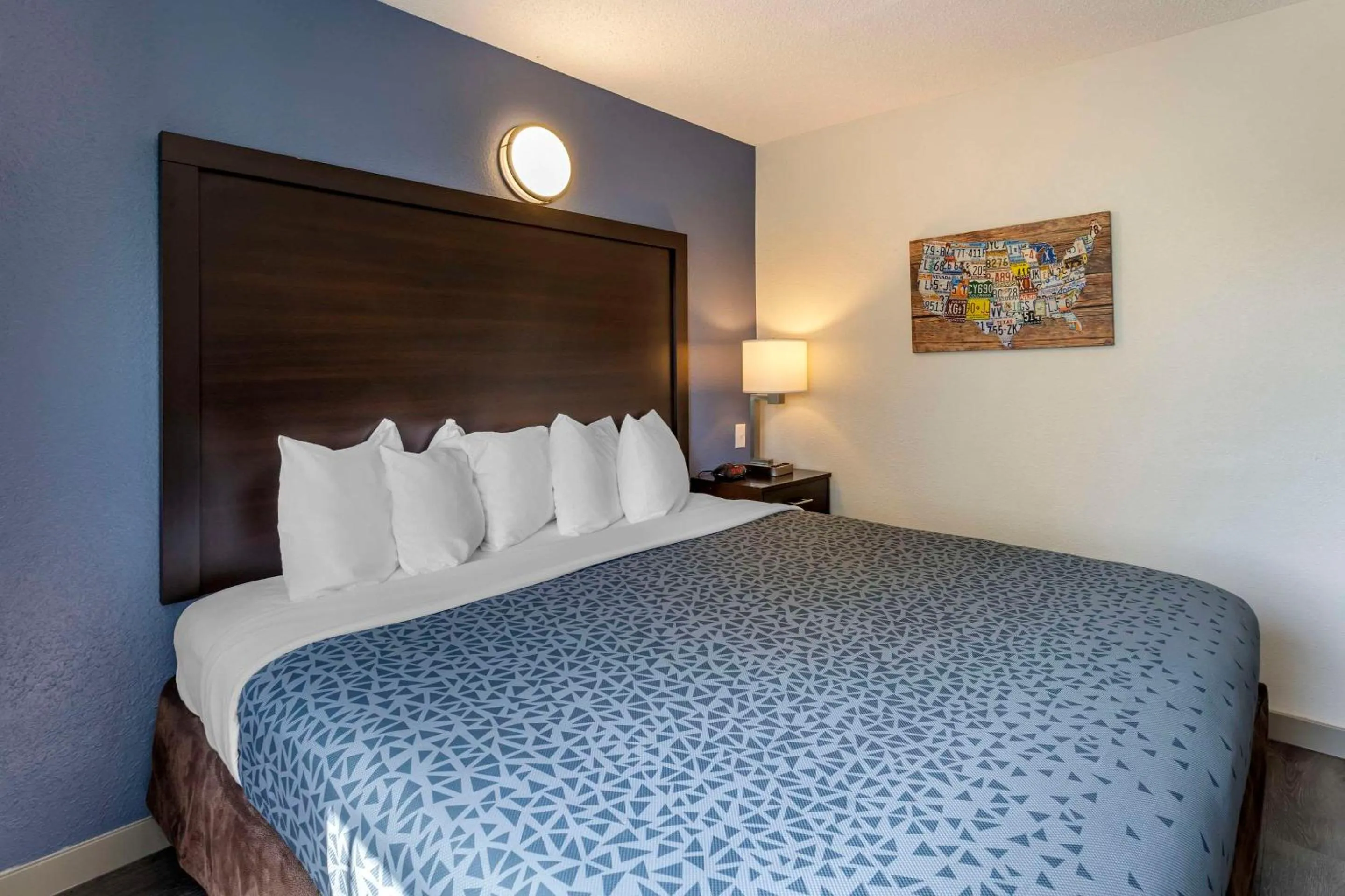 Bedroom, Bed in Econo Lodge Inn & Suites