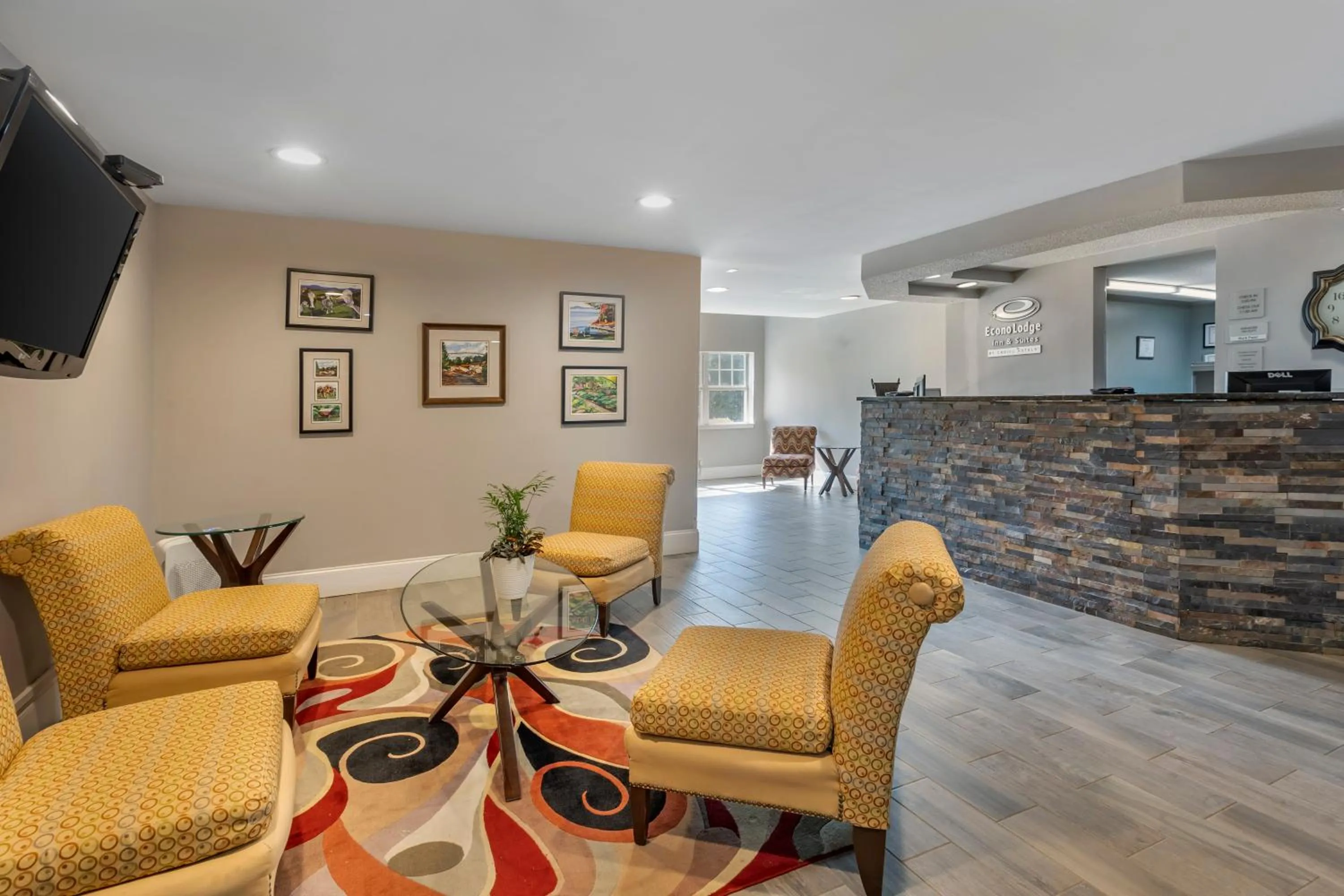 Econo Lodge Inn & Suites