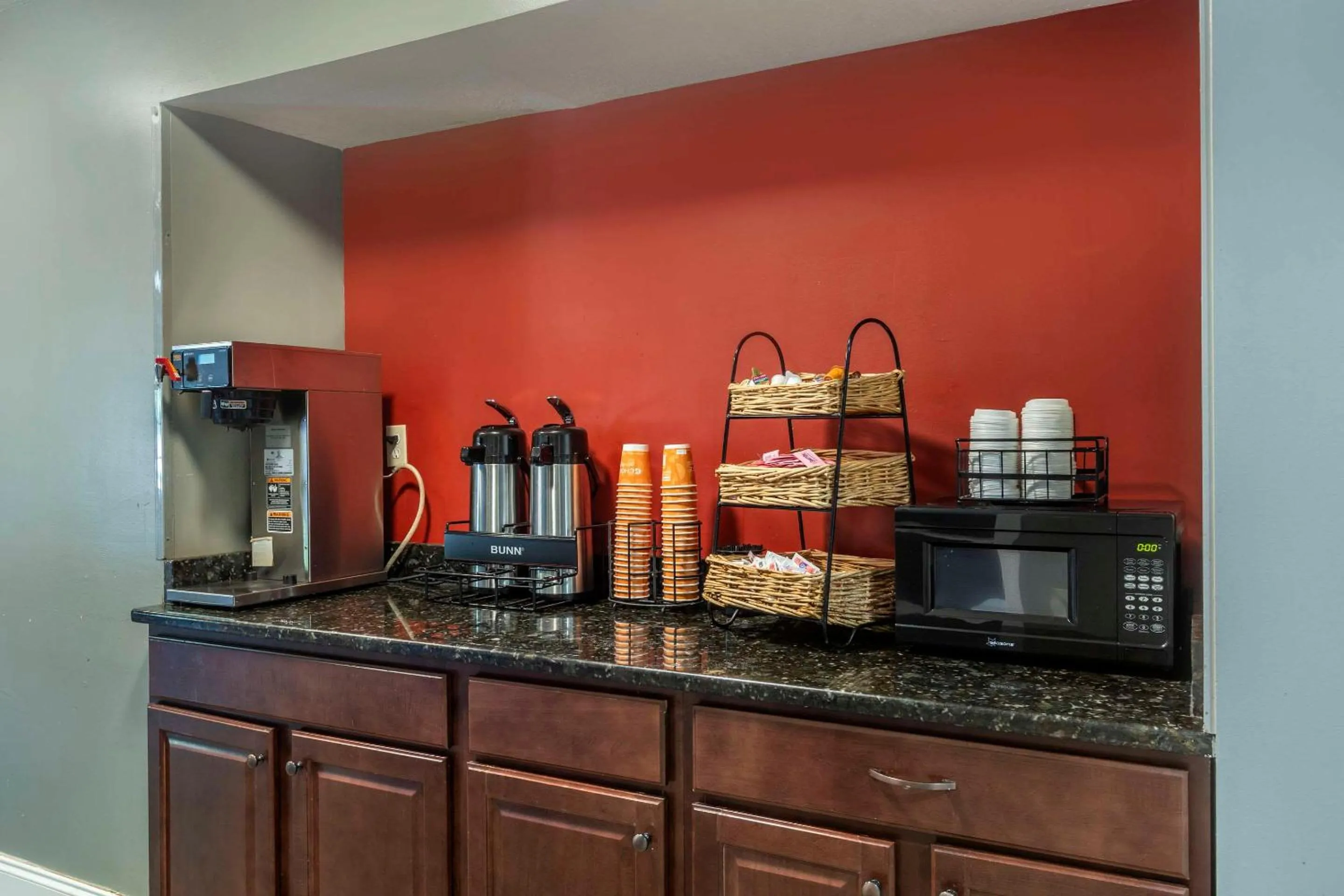 Breakfast in Econo Lodge Inn & Suites