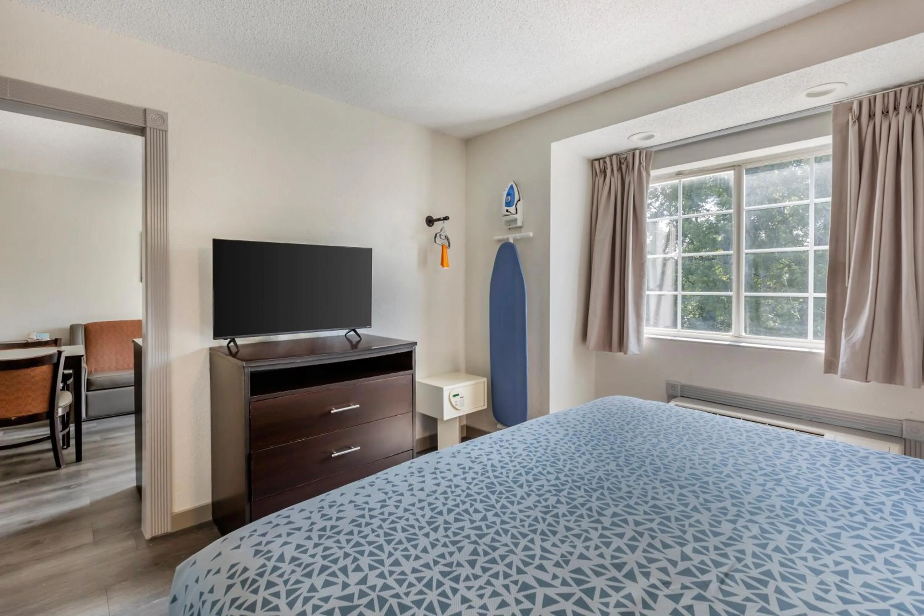 Bed in Econo Lodge Inn & Suites