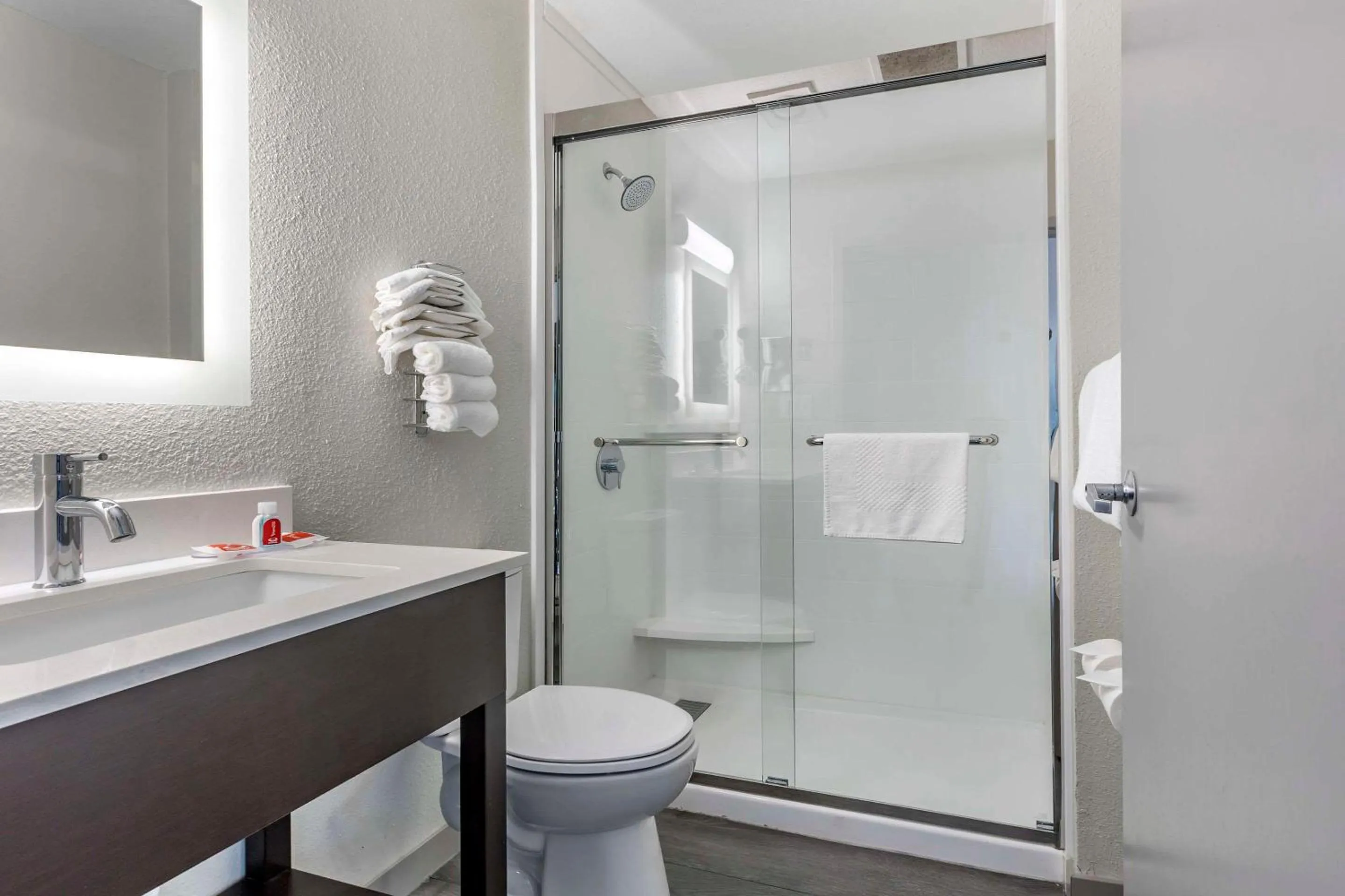 Bedroom in Econo Lodge Inn & Suites