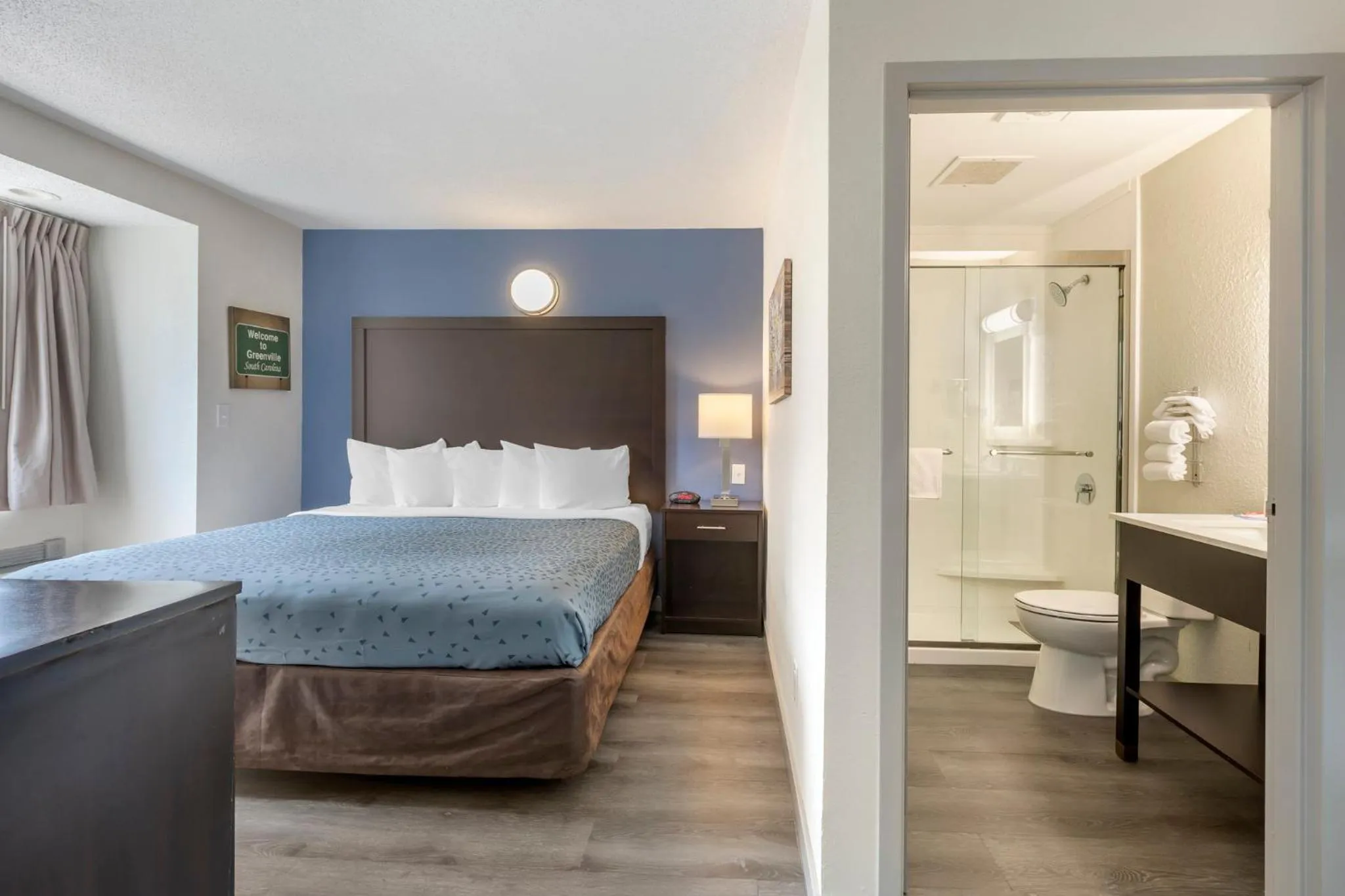 Photo of the whole room, Bed in Greenville Pelham Inn by IHG