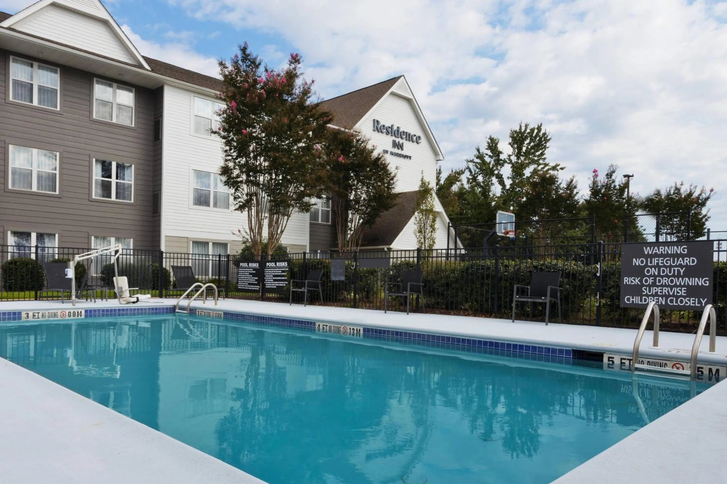 Swimming pool in Residence Inn Columbus