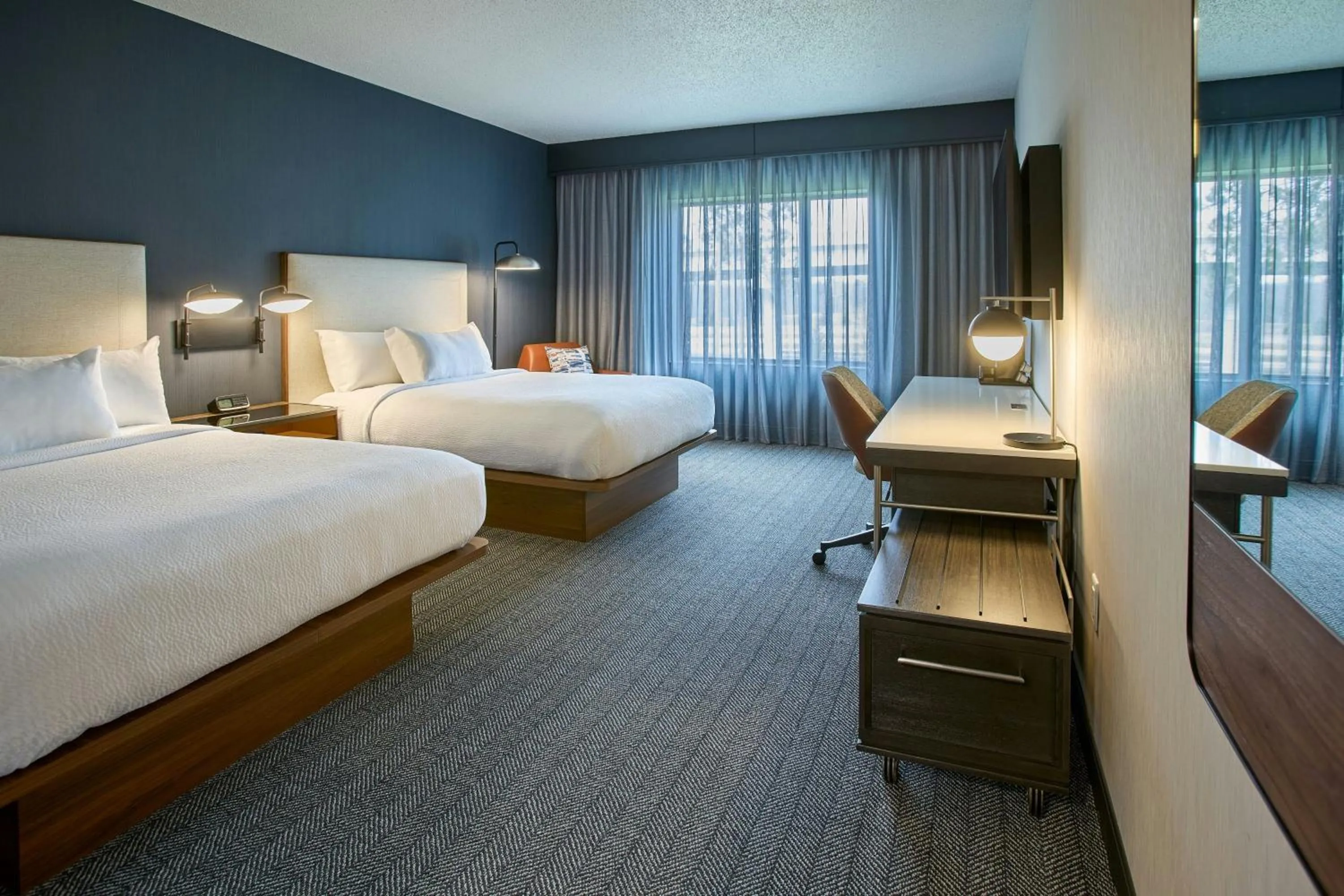 Photo of the whole room, Bed in Courtyard Wausau