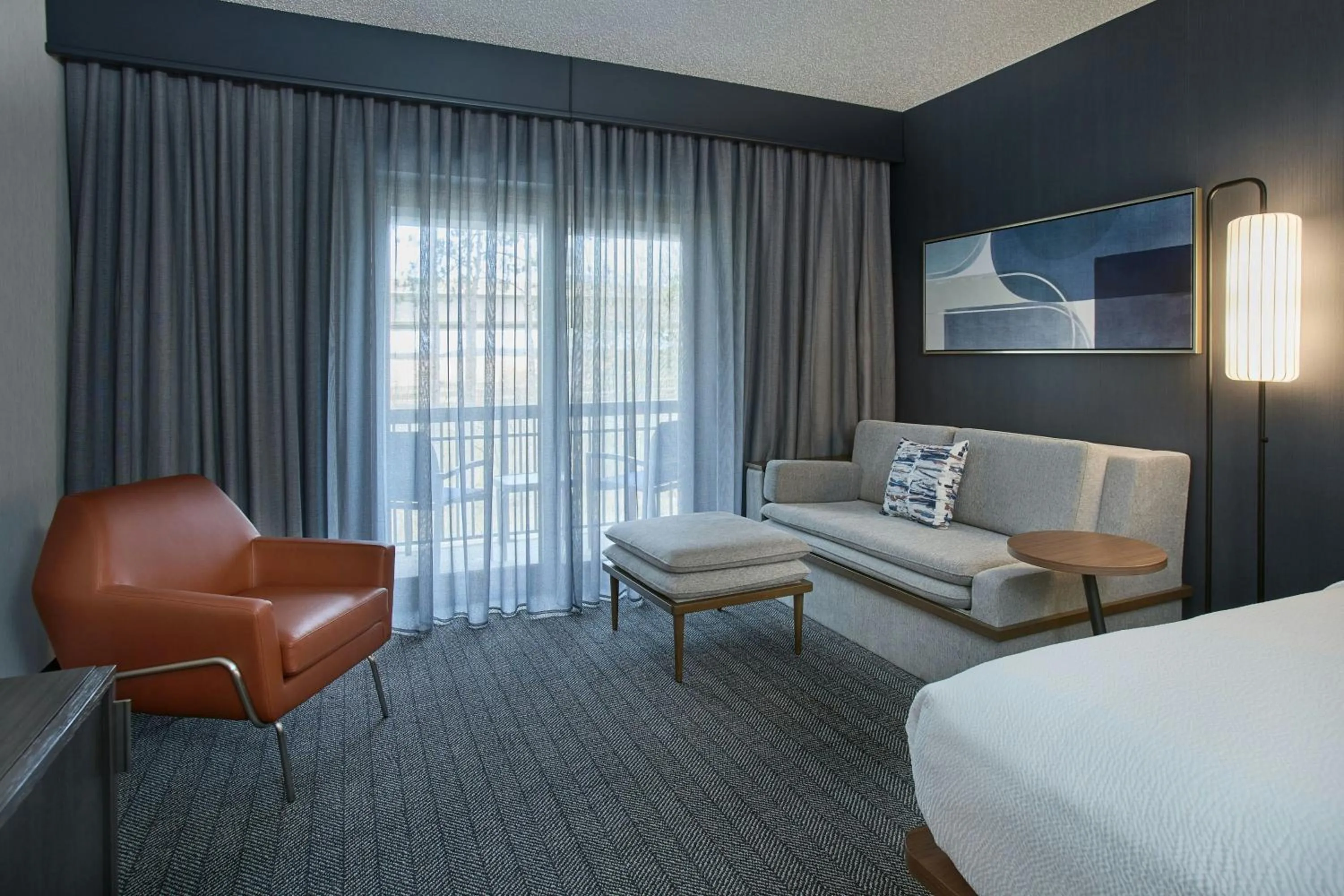 Photo of the whole room, Bed in Courtyard Wausau