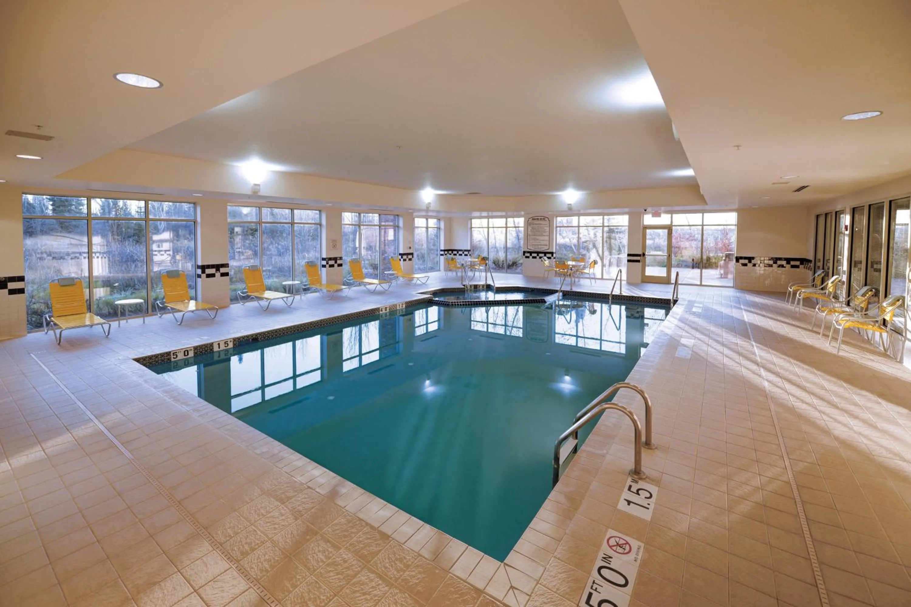 Swimming pool in Fairfield Inn & Suites by Marriott Wausau