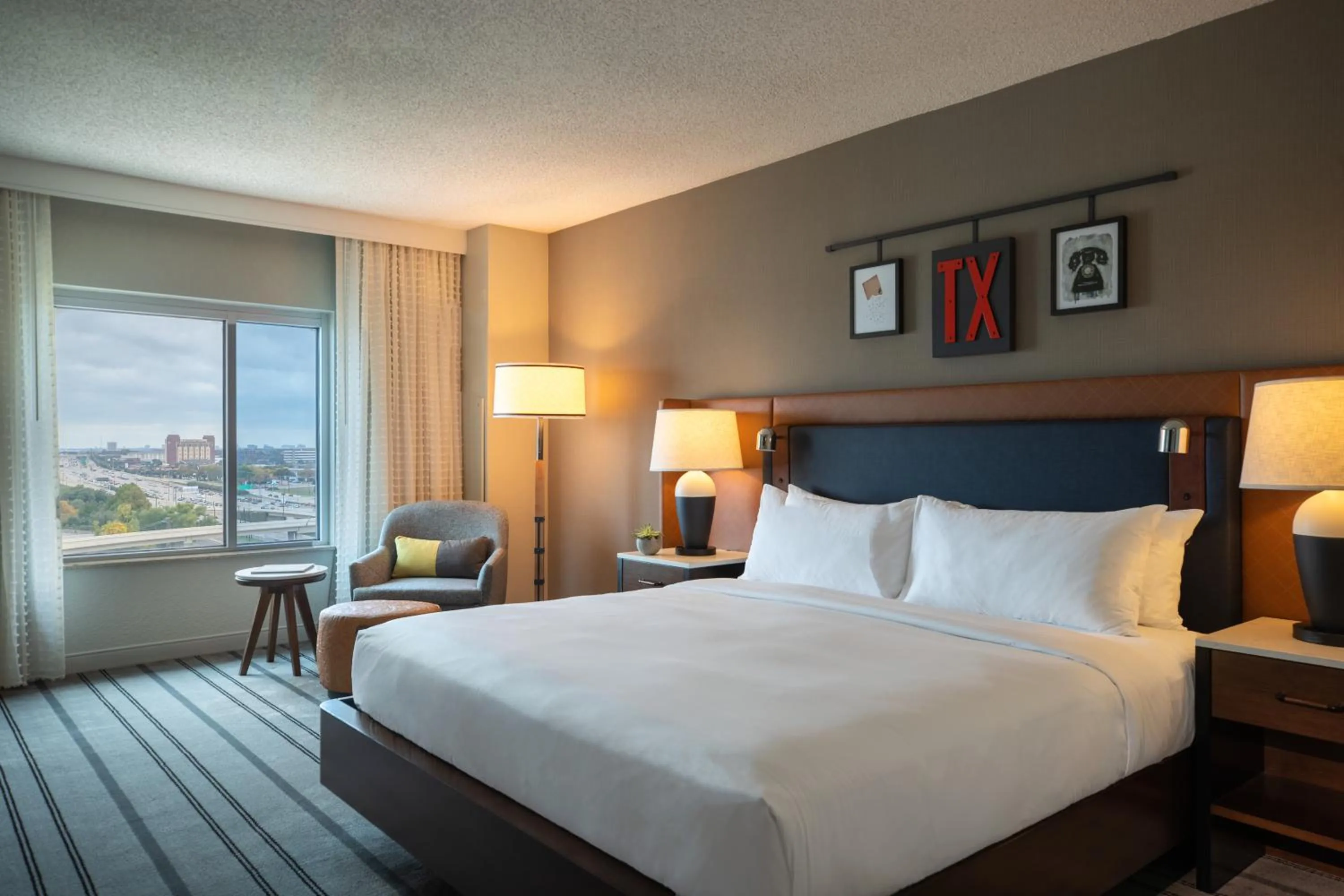 Bed in Renaissance Dallas Richardson Hotel