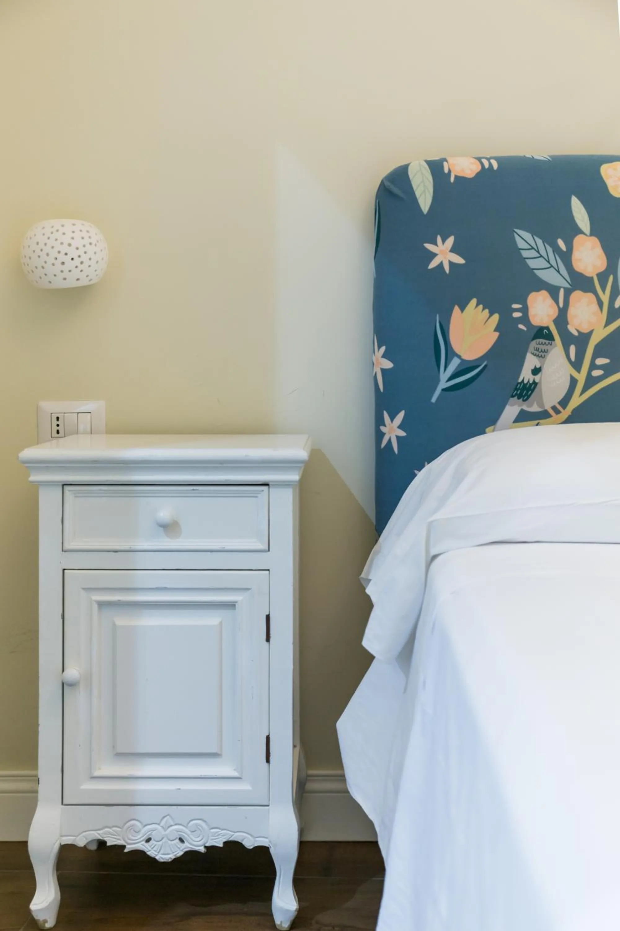 Bed in Chiaia 205 By Dimorra