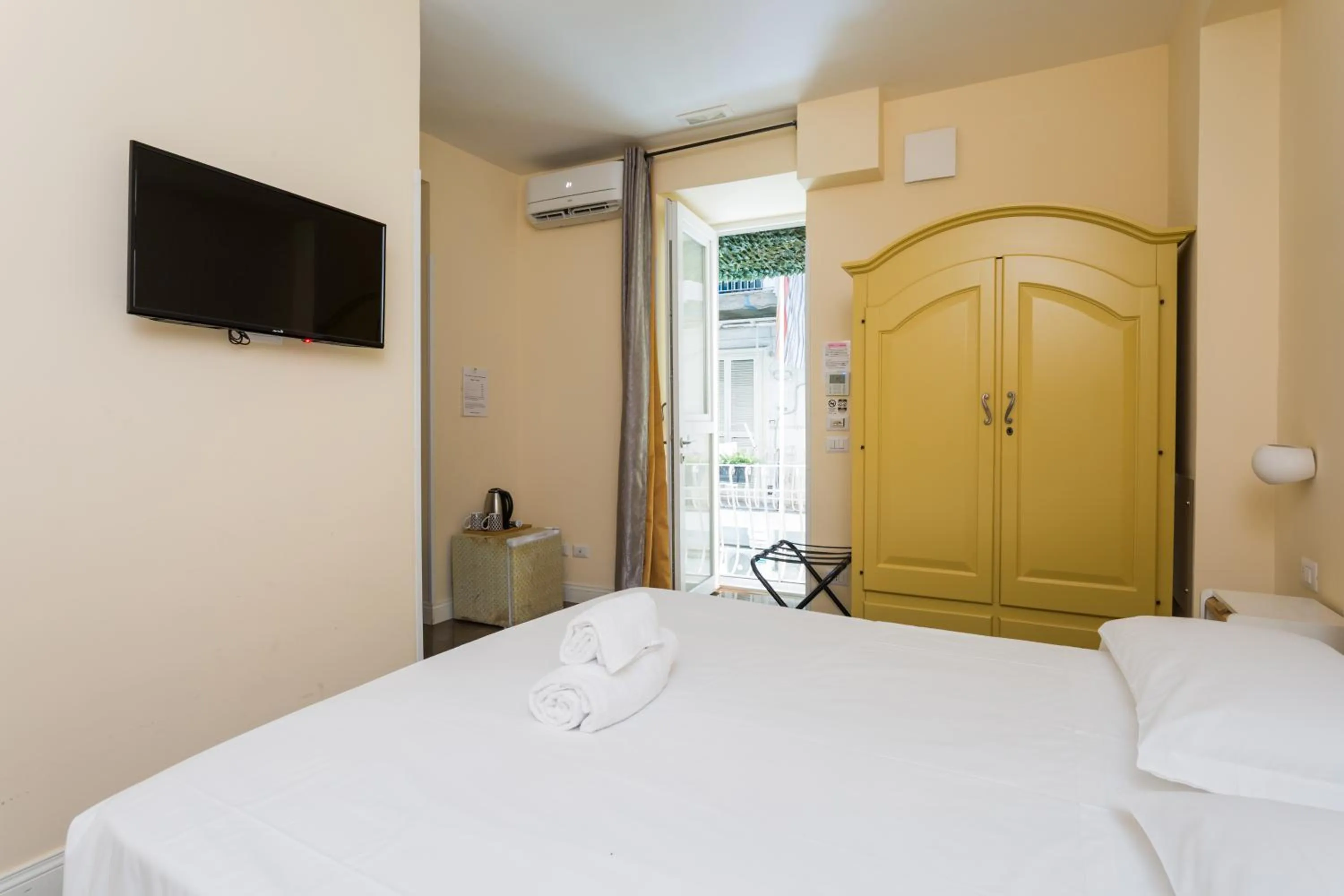 Bed in Chiaia 205 By Dimorra