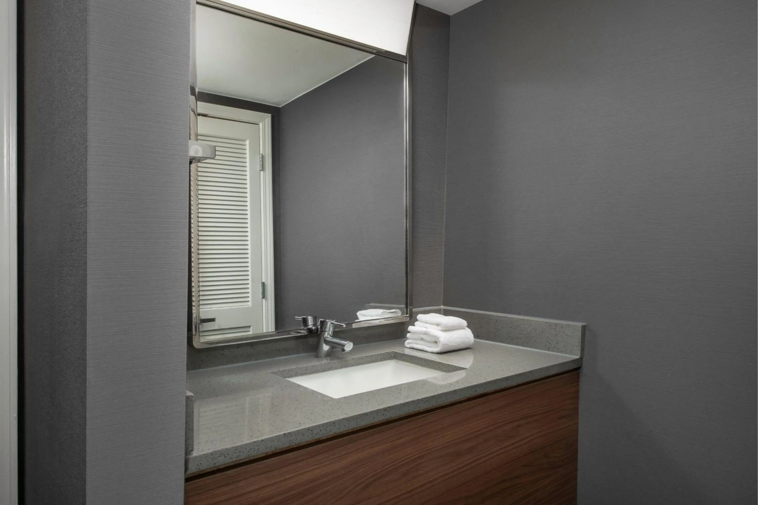 Bathroom in Courtyard by Marriott Dothan