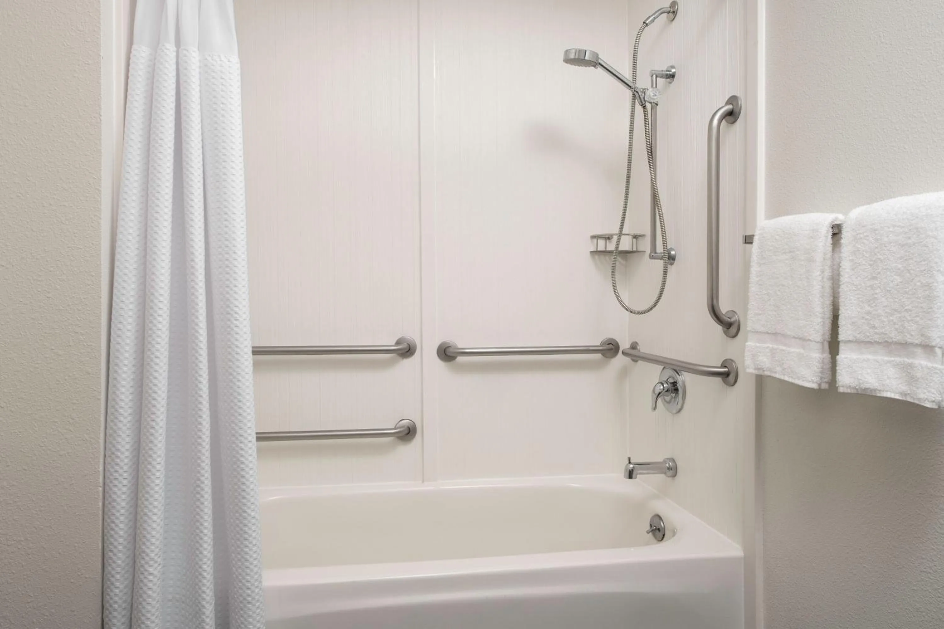 Bathroom in Courtyard by Marriott Dothan