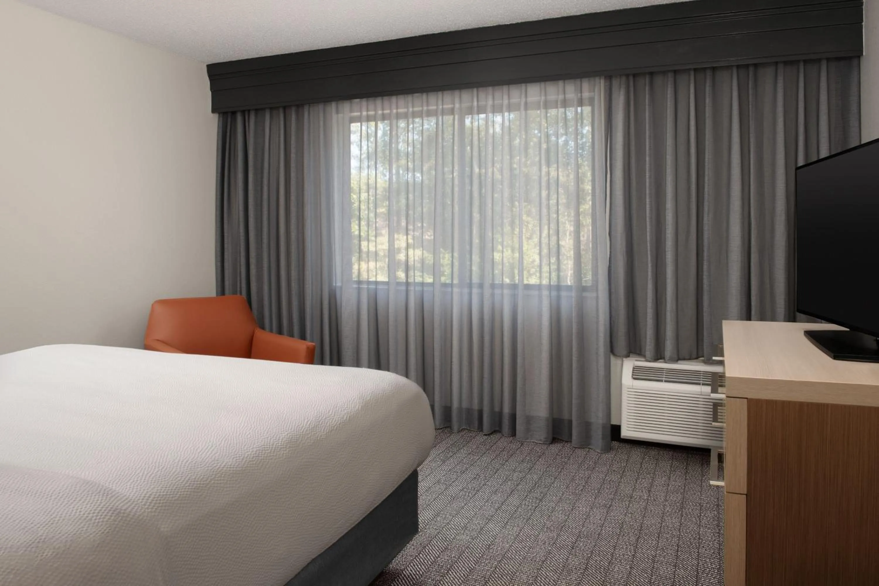 Bedroom, Bed in Courtyard by Marriott Dothan