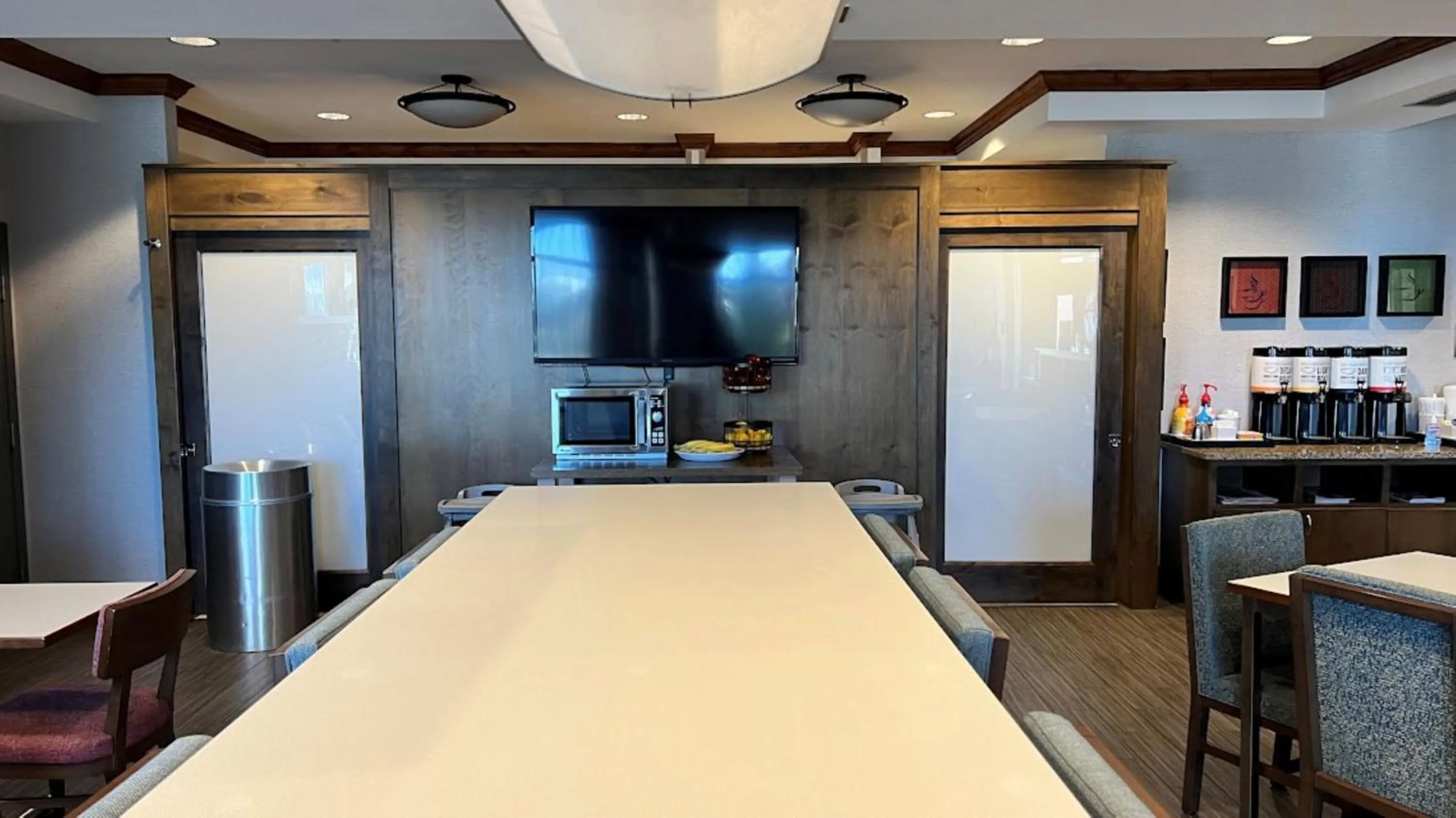 Communal lounge/ TV room in Hampton Inn by Hilton Montrose