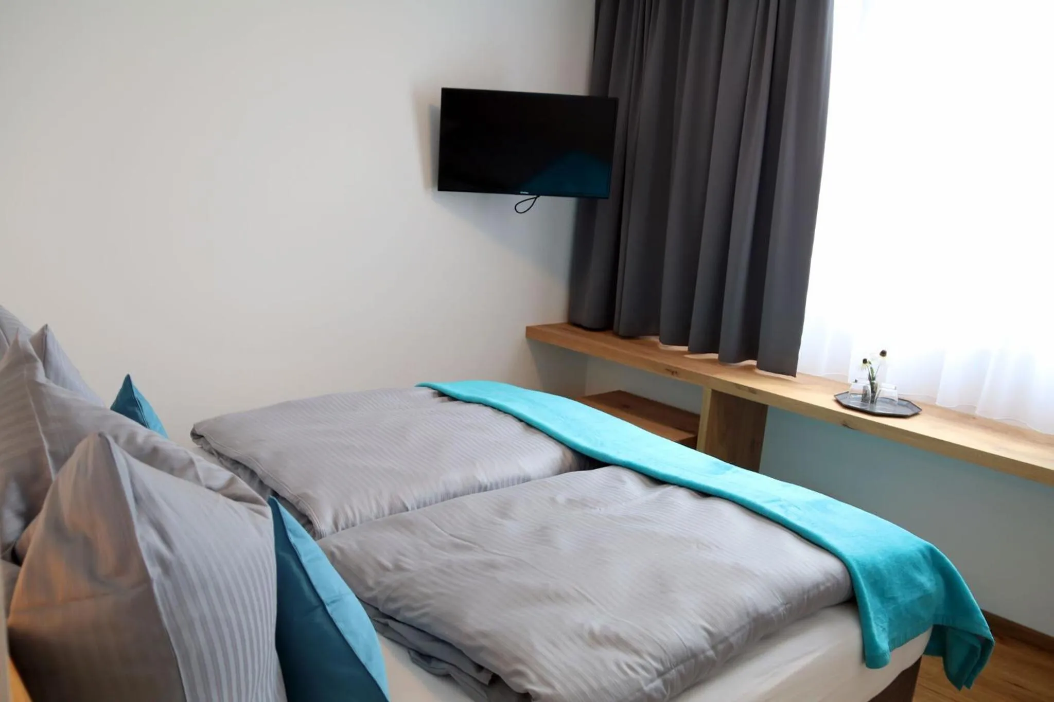 Photo of the whole room, Bed in motel isar | 24h/7 checkin