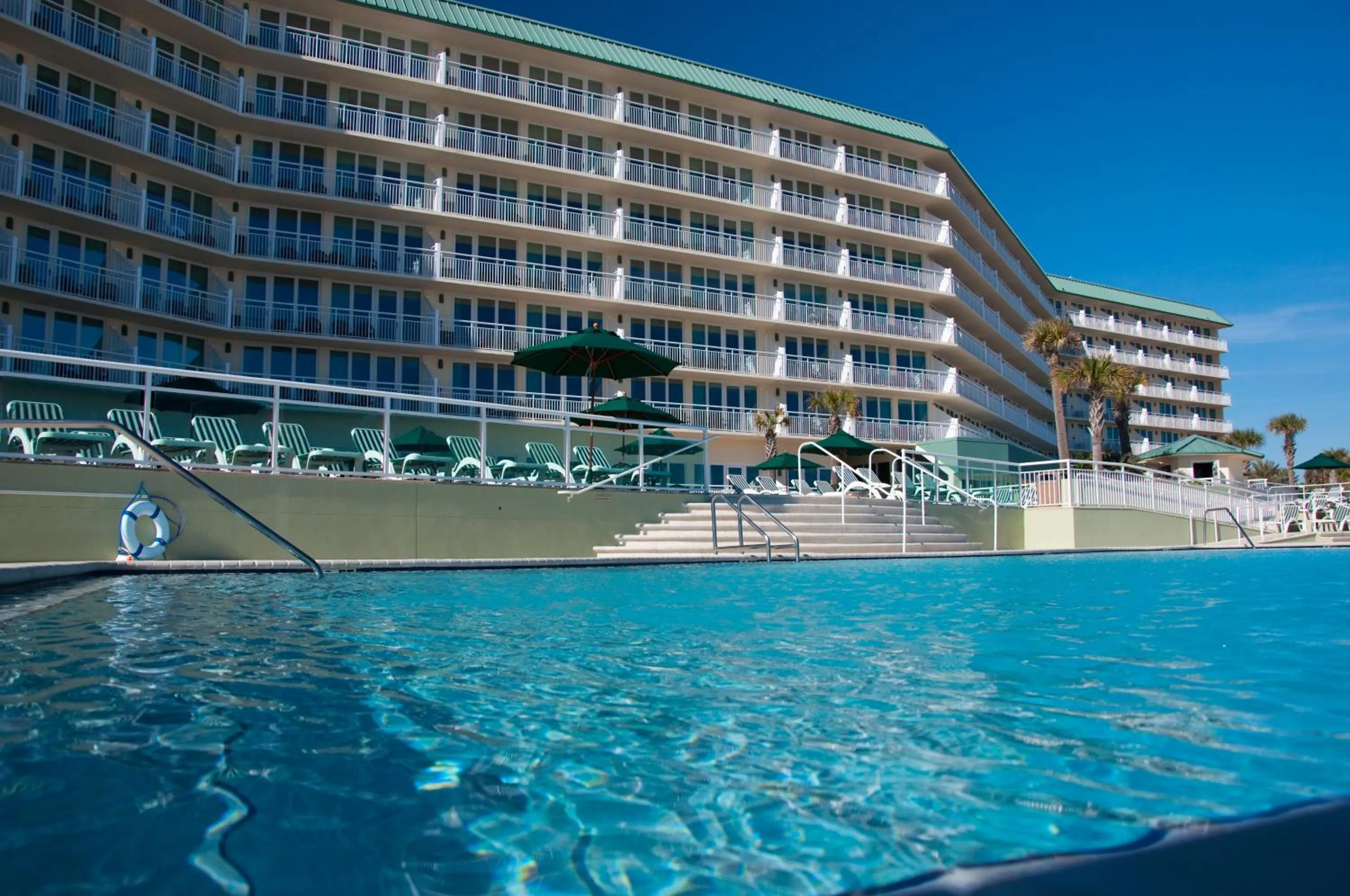 Swimming pool in Royal Floridian Resort by Spinnaker