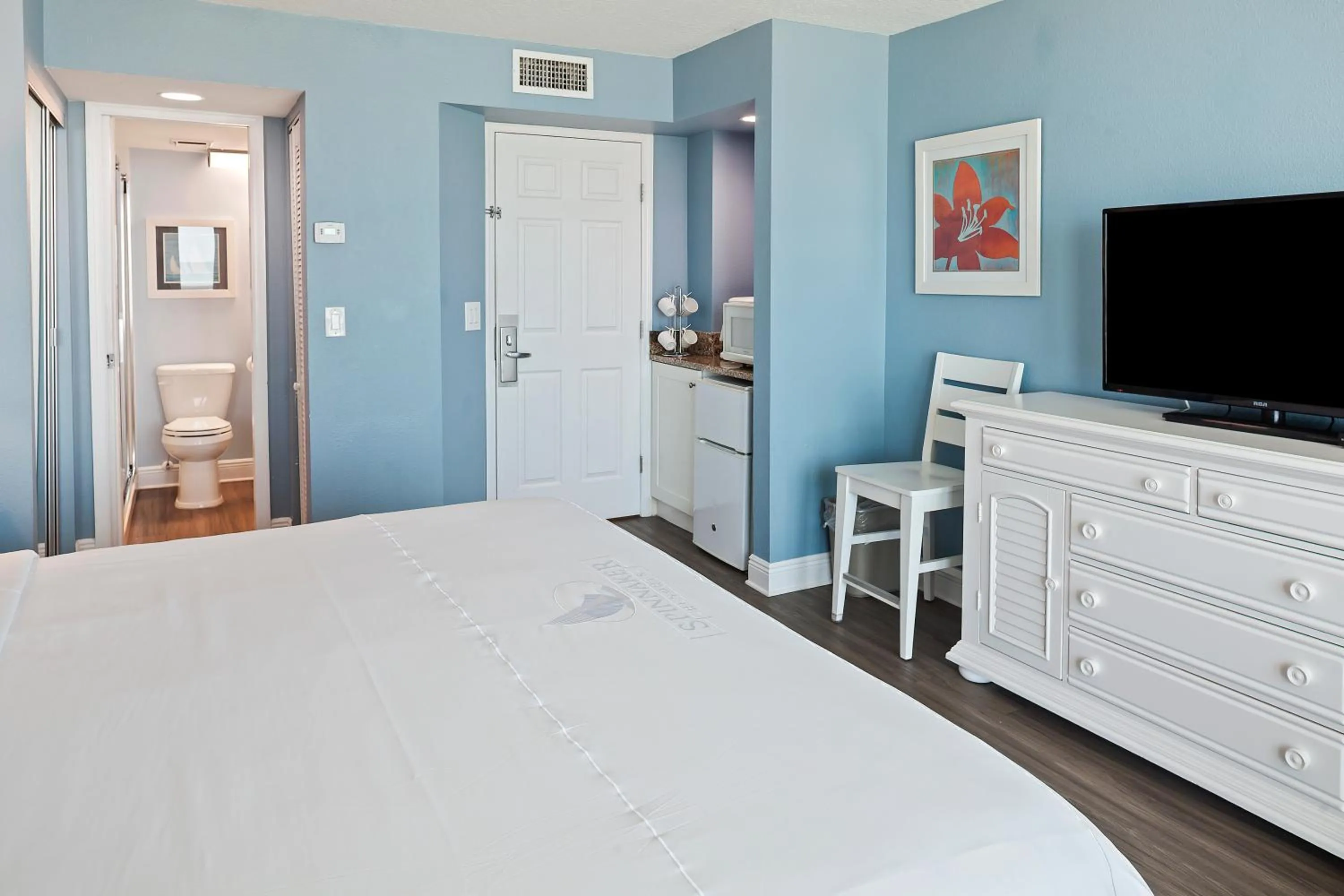 Bathroom, Bed in Royal Floridian Resort by Spinnaker