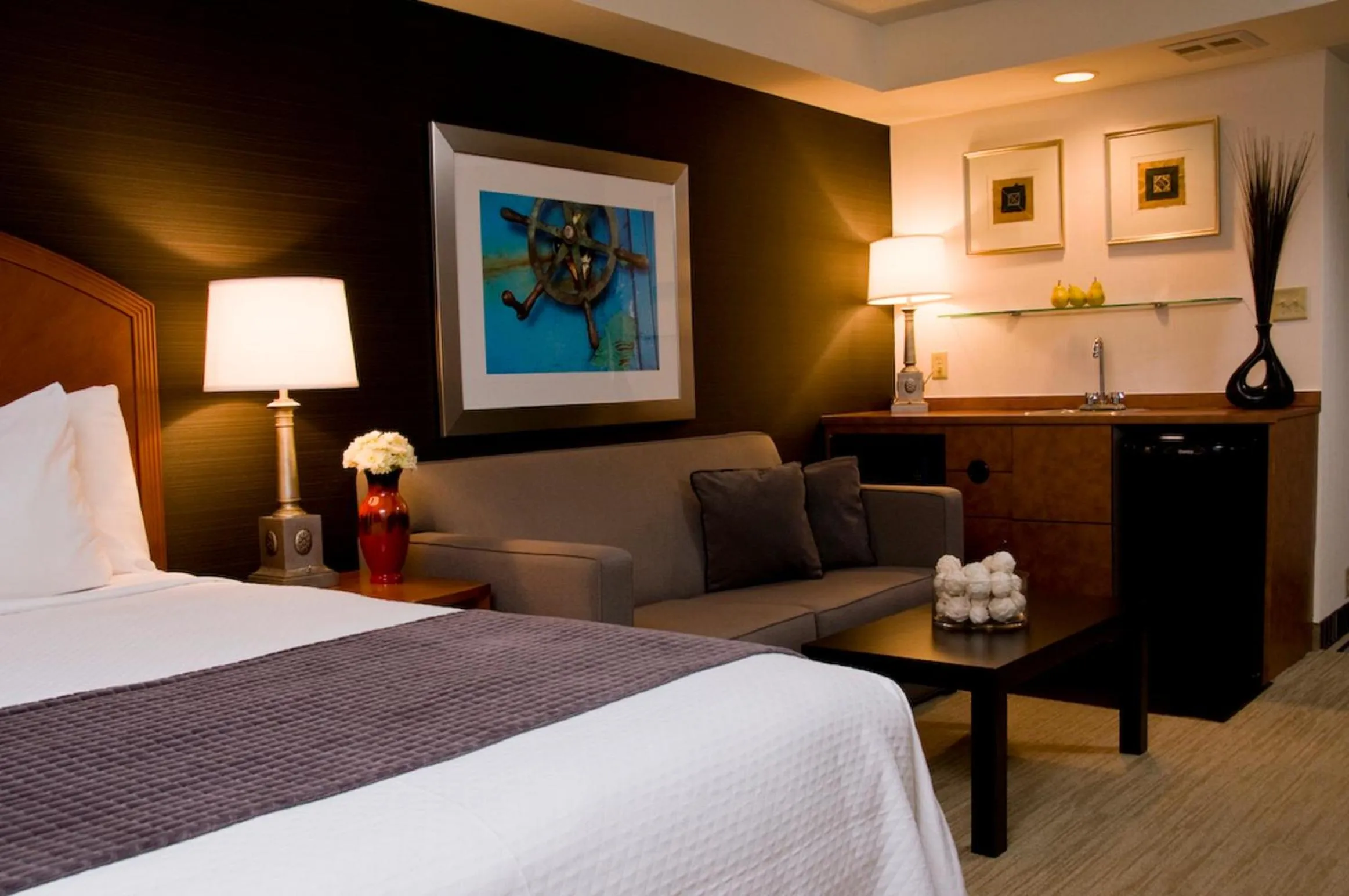 Seating area, Bed in Cambridge Suites Hotel Halifax