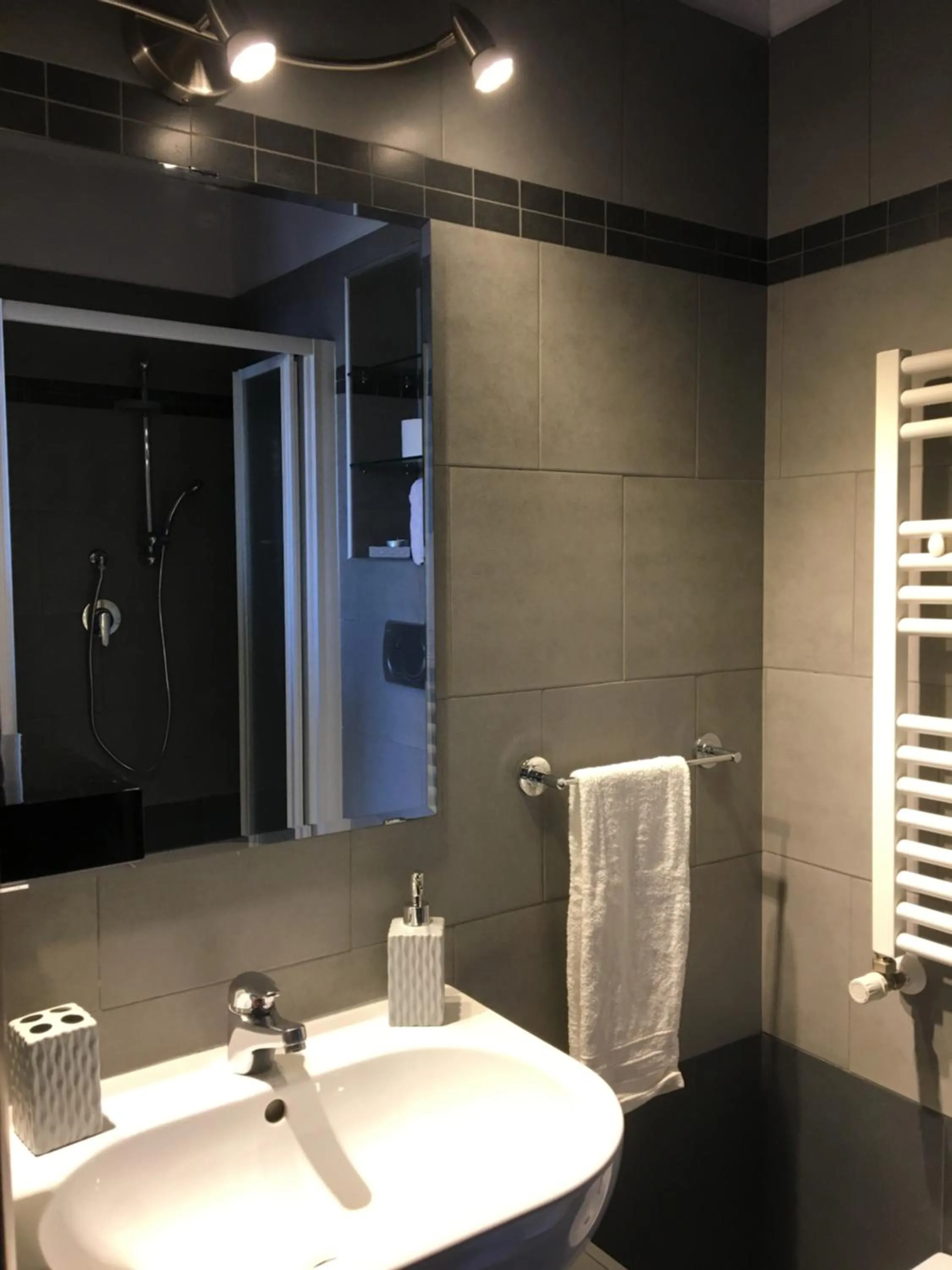 Shower in BB Il Re Alla Reginella Guest House