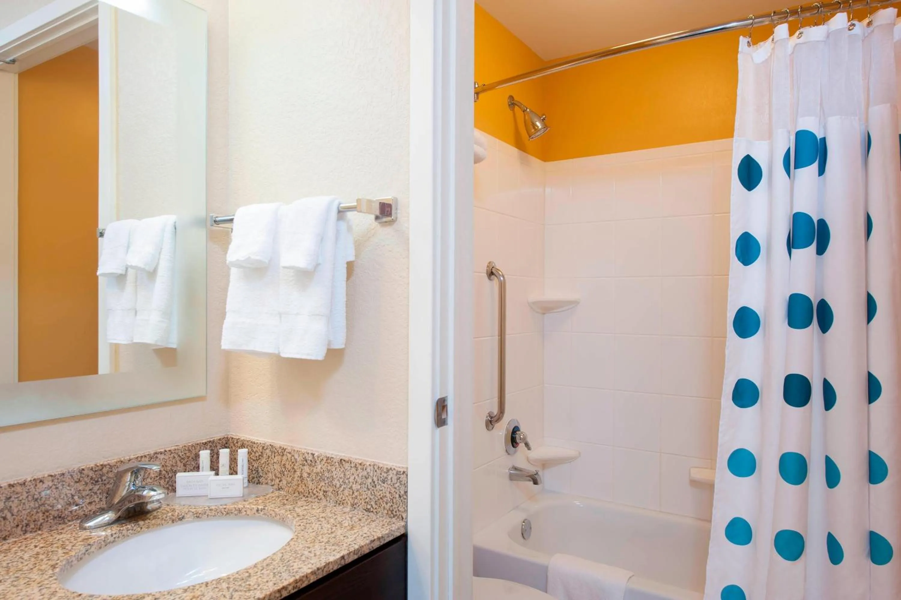 Bathroom in TownePlace Suites Des Moines Urbandale