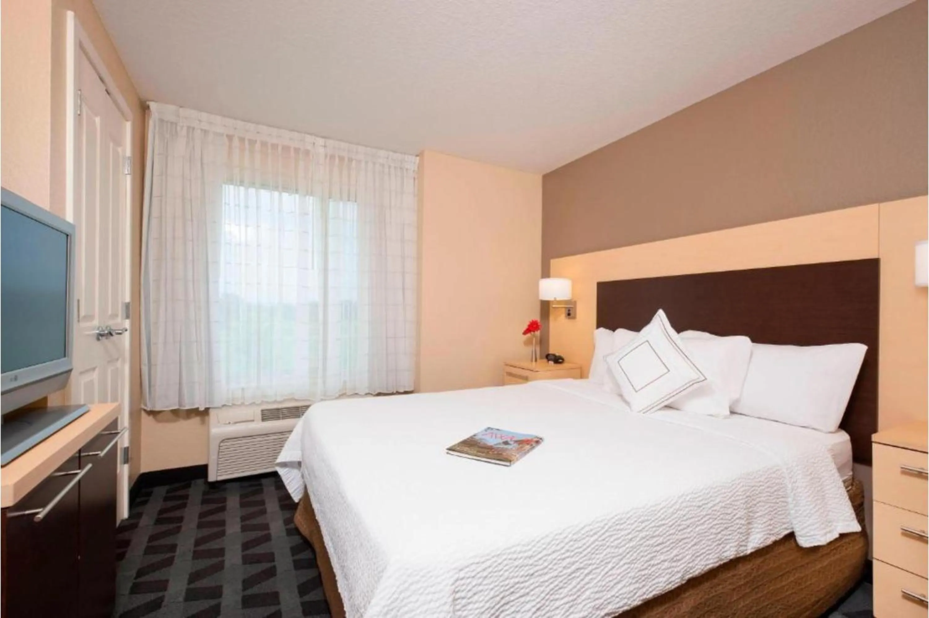 Bed in TownePlace Suites Des Moines Urbandale