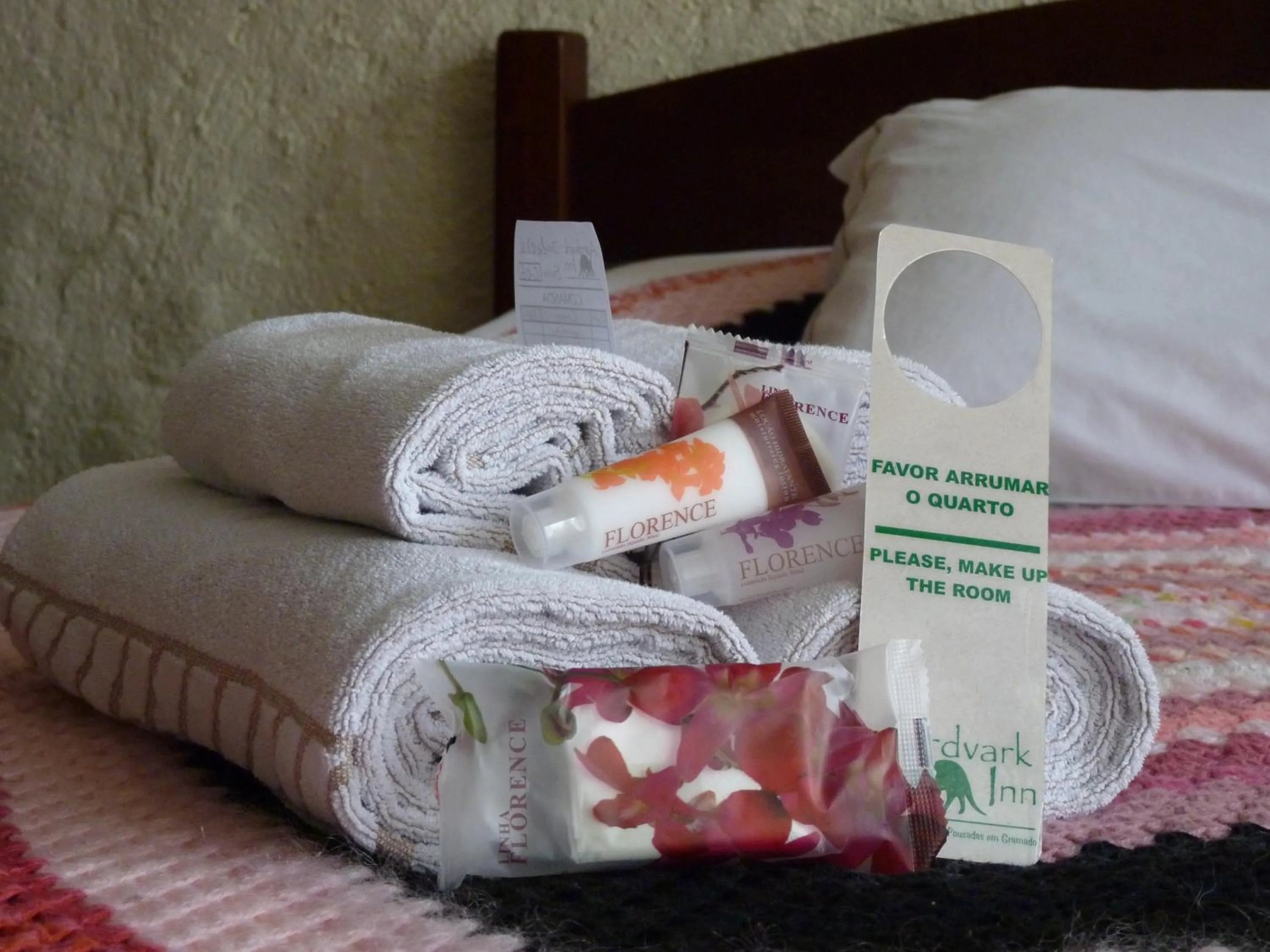 Decorative detail, Bed in Aardvark Inn Pousada