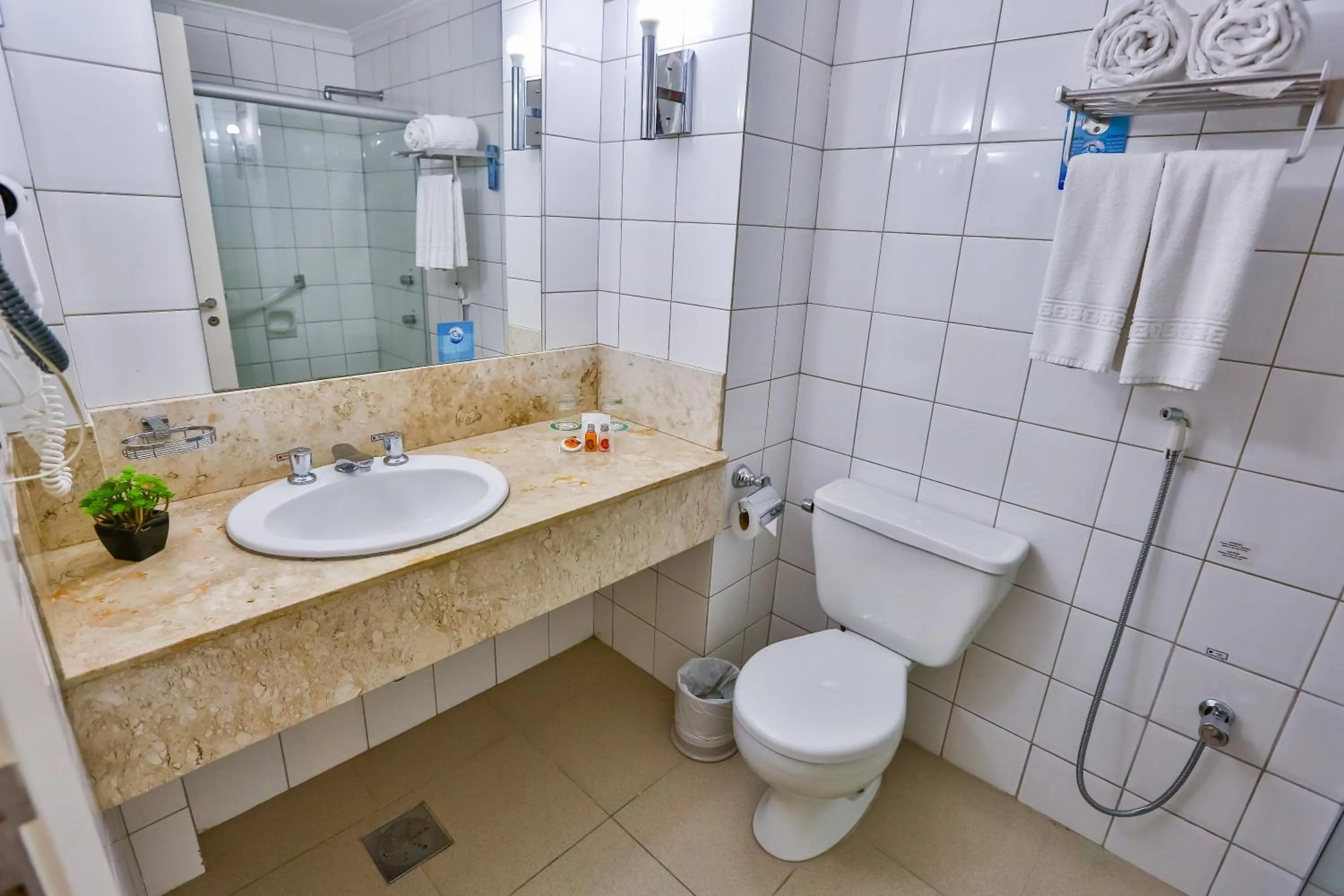 Toilet in Sun Valley Marília by Atlantica