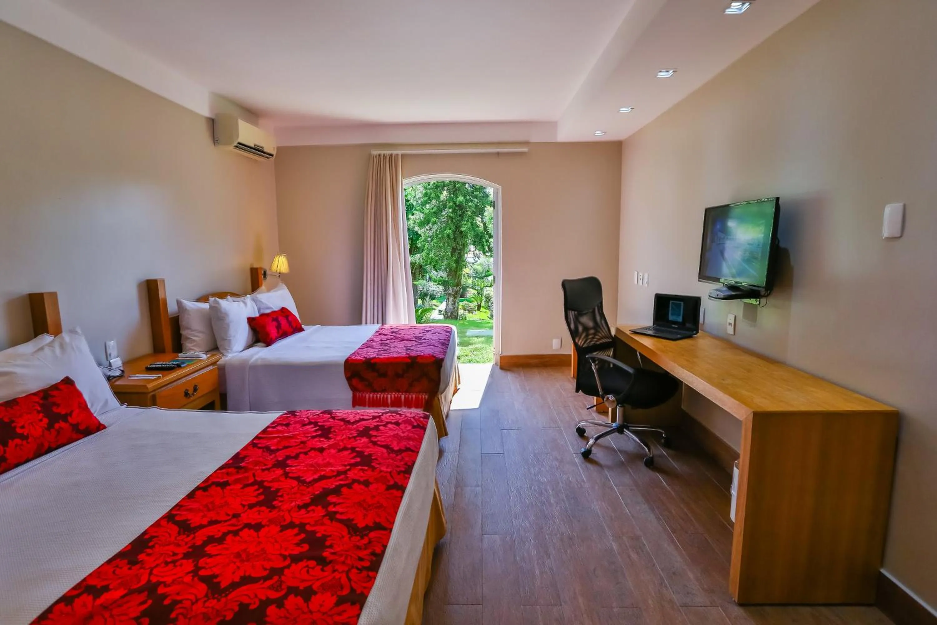 Photo of the whole room, Bed in Sun Valley Marília by Atlantica