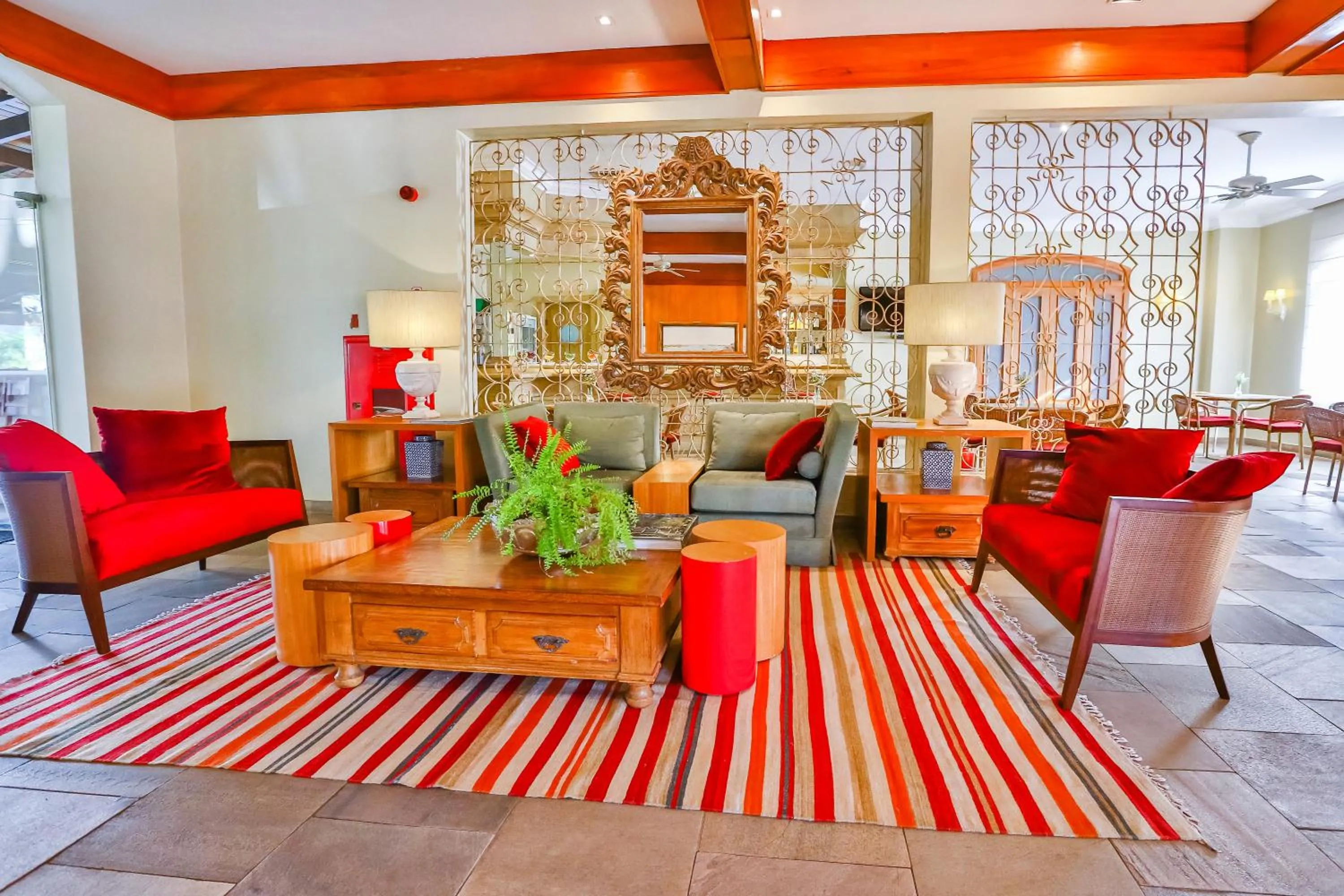 Communal lounge/ TV room in Sun Valley Marília by Atlantica