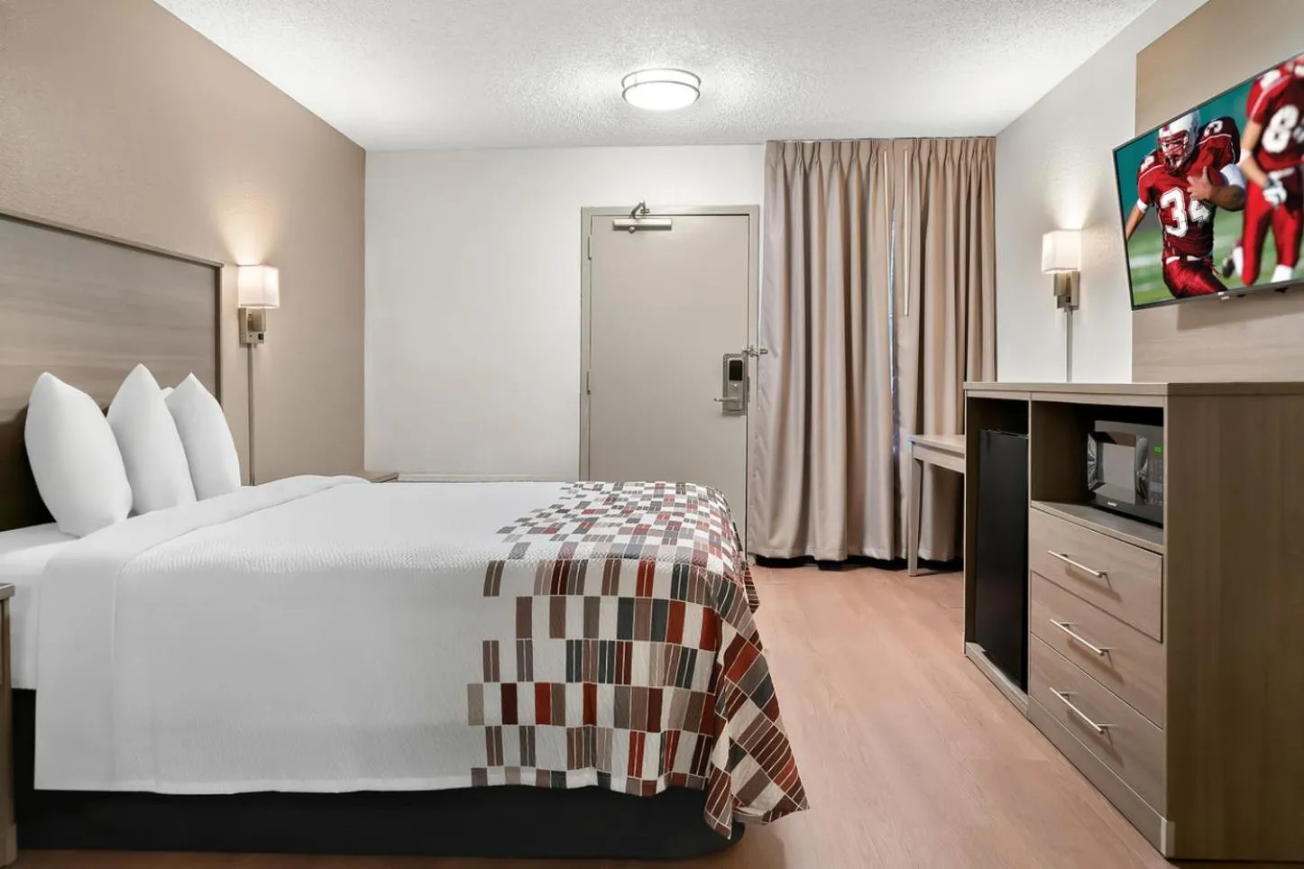 Photo of the whole room, Bed in Red Roof Inn Auburn Hills