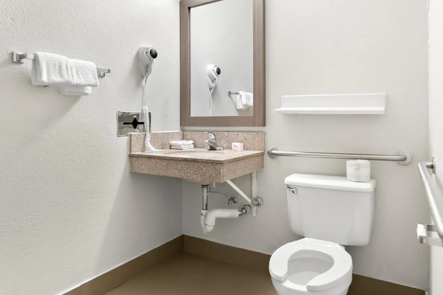 Bathroom in Red Roof Inn Auburn Hills