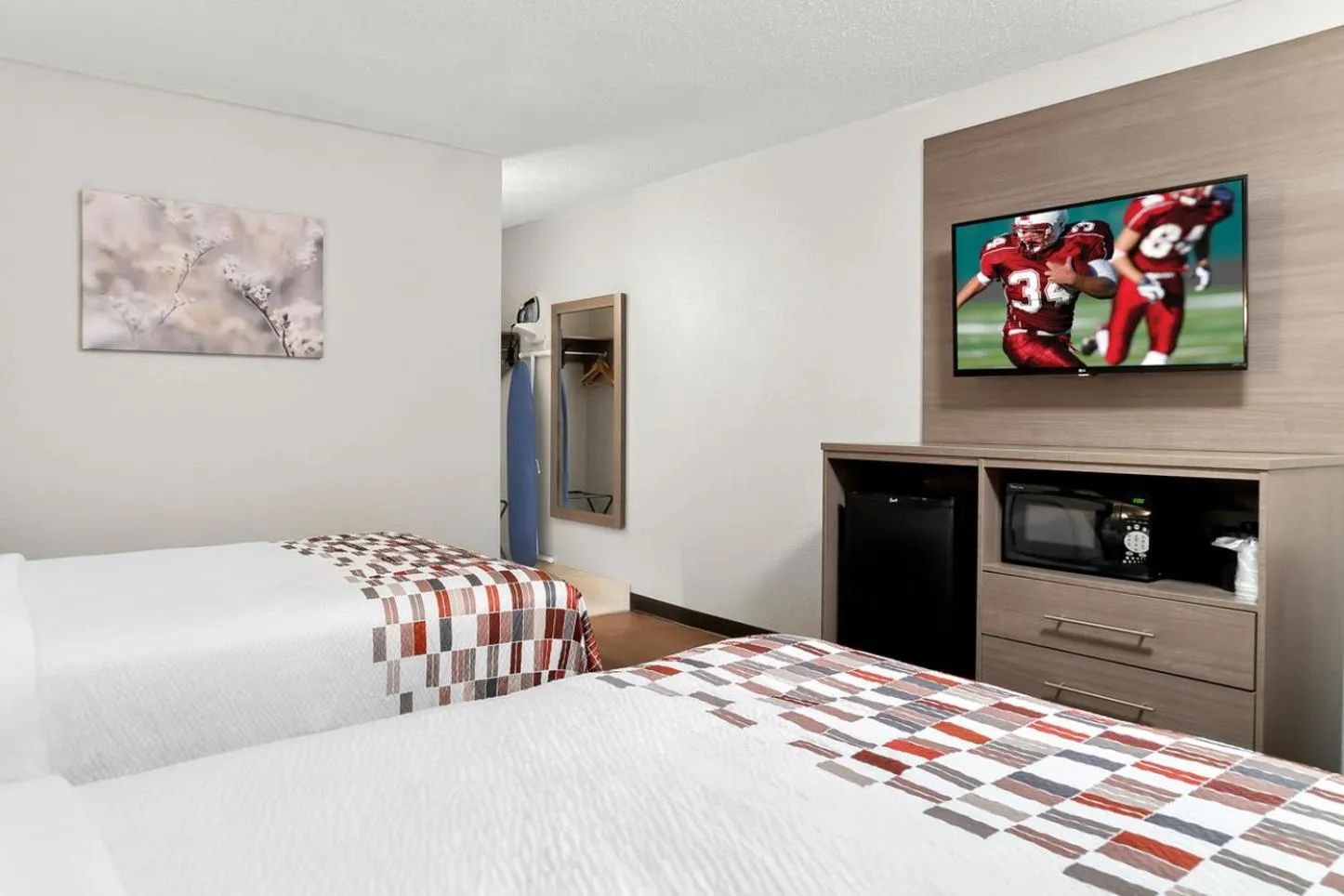 Photo of the whole room, Bed in Red Roof Inn Auburn Hills