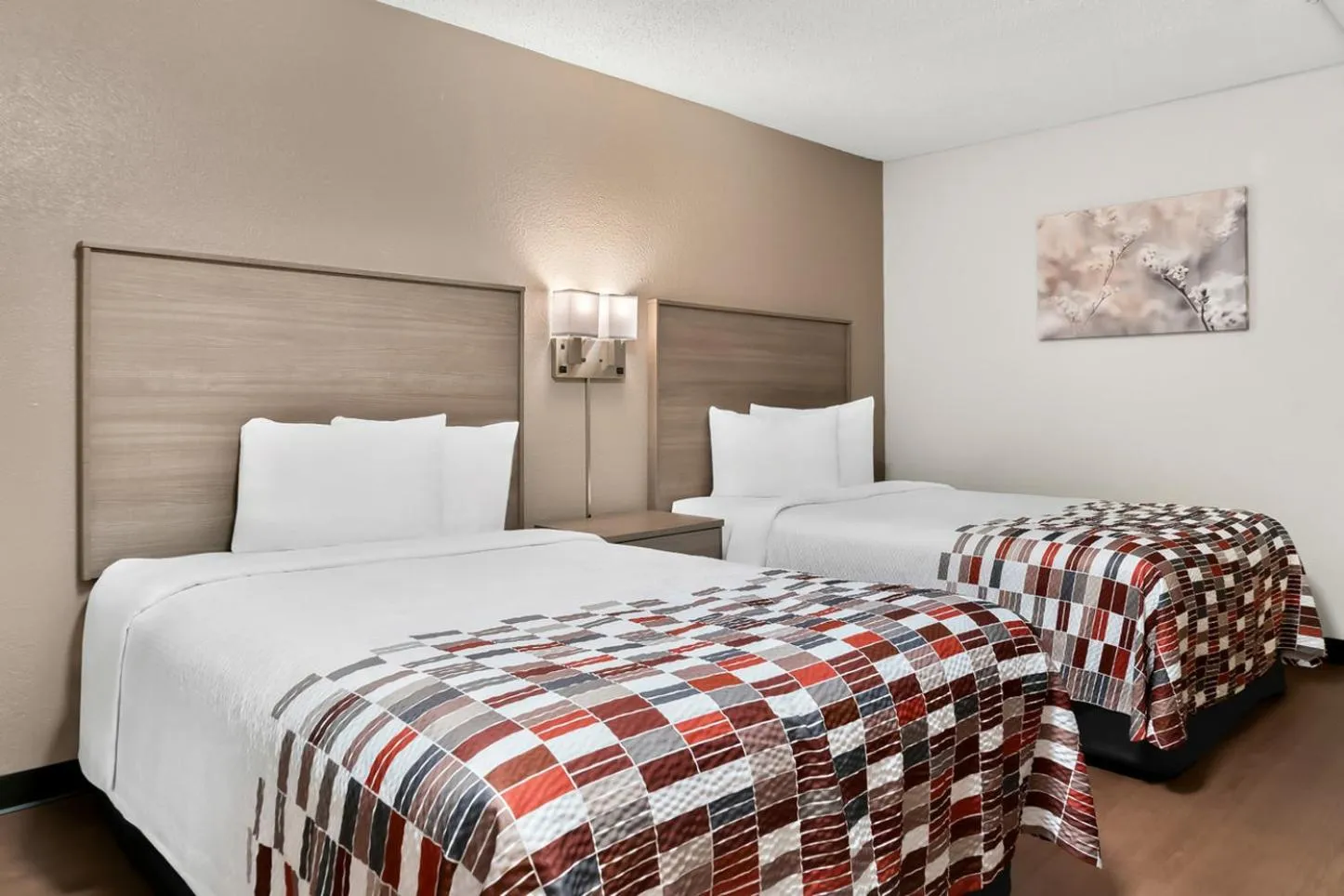 Photo of the whole room, Bed in Red Roof Inn Auburn Hills